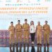 TOTABUAN.CO BOLSEL -- Dalam rangka menuju smart city, pemerintah provinsi (Pemprov) Sulawesi Utara bersama pemerintah kabupaten kota di Sulut mulai akan menerapkan provinsi pintar (smart province). Bentuknya berupa kolaborasi antar daerah dalam mengatasi permasalahan di daerah, salah satunya dengan Pemkab Bolaang Mongondow Selatan (Bolsel). Kolaborasi itu dituangkan lewat perjanjian kerjasama dengan BNI dan Bank SulutGo dengan tema “Torang Menuju Go Digital” yang digelar di Villa Mangatasik Manado yang dihadiri para kepala daerah, pihak BNI dan Bank SulutGo Selasa 4 Oktober 2022. Saking banyak yang ikut menandatangani perjanjian tersebut, sehingga masuk dalam rekor MURI dengan kategori Smart City komponen fasilitas  pemerintah daerah terbanyak. “Semoga dengan kerjasama ini, bisa dirasakan oleh masyarakat Bolsel,” kata Iskandar. Menurutnya, di era digital saat ini seluruh ASN diharapkan untuk terus menciptakan inovasi baru agar tidak tertinggal. Ia mengatakan melalui smart province, Pemprov diharapkan bisa menjembatani berbagai kendala dan kerjasama yang dilakukan antar daerah. Iskandar mencontohkan, kekurangan logistik, maka untuk mengatasi kebutuhan tersebut barang-barang bisa dipasok dari Provinsi sehingga dapat mengurangi kenaikan harga. Ia mengatakan smart city bertujuan untuk meningkatkan kualitas hidup masyarakat di masing-masing daerah, sehingga tidak terbatas pada teknologi saja. (*)