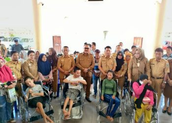 TOTABUAN.CO BOLMONG – Sejumlah penyandang Disabilitas dan Kelompok Usaha Bersama (KUBE) di Kabupaten Bolaang Mongondow (Bolmong) menerima bantuan dari pemerintah daerah. Bantuan tersebut diserahkan Penjabat Bupati Bolmong Limi Mokodompit didampingi Sekretaris Daerah Tahlis Gallang  Selasa 11 Oktober 2022. Bantuan itu bersumber dari APBD Bolmong Tahun 2022 di Dinas Sosial. Adapun bantuan yang berikan pada kegiatan itu. Yakni alat pertungan, alat bantu ketring, kursi roda, alat bantu dengar, gangset serta beberapa bantuan lainnya. Pj Bupati Bolmong Limi Mokodompit Limi Mokodompit mengapresiasi karena kegiatan tersebut bersentuhan langsung dengan  masyarakat di Kabupaten Bolmong. “Ini merupakan agenda rutin pemerintah, yang dilaksanakan setiap tahun. Sehingga saya berharap agar bantuan ini dapat dimanfaatkan dengan baik,” ucap Limi. Selain itu untuk  penerima KUBE, diharapkan bantuan yang diterima dapat mempergunakan secara bersama – sama. Sehingga usaha yang dilakukan dapat berkembang dan mendorong pengembangan ekonomi dan mencegah terjadinya terjadinya inflasi. “Saya minta agar dikelola dengan baik dan secara bersama-sama. Tolong hindari perselisihan yang dapat menimbulkan perpecahan dalam satu kelompok. Karena bantuan ini diberikan sebagai bentuk perhatian kepada masyarakat,” katta Limi mengingatkan. Bantuan yang diberikan untuk KUBE diharapkan dapat memberi manfaat bagi usaha. Sehingga dapat membuka lapangan kerja yang baru. “Perlu juga saya ingatkan bahwa, bantuan yang diberikan harus dijaga. Jangan memindahtangankan atau menjual bantuan yang diberikan. Karena dapat berdampak pada permasalahan hukum,” tegasnya. Dan untuk penerima bantuan Disabilitas diharapkan agar bantuan yang diberikan ini dapat membantu. Sehingga para disabilitas melaksanakan fungsi sosial dalam menjalani aktivitas sehari-hari. “Bantuan ini telah ditetapkan oleh bupati, melalui pokok-pokok pikiran sehingga layak diberikan. Saya juga berkeyakinan bantuan ini merupakan usulan dari setiap desa. Untuk itu saya berpesan tetap semangat dalam kehidupan sehari-hari meskipun ada keterbatasan, dan harus mengasah bakat yang dimiliki,” katanya. Kepala Dinas Sosial Bolmong Rukman Korompot mengatakan bahwa, bantuan ini anggarannya bersumber dari Anggaran Pendapatan Belanja Daerah Kabupaten Bolmong. “Penyerahan bantuan (KUBE) dan penyandang disabilitas di Bolmong, dalam rangka mendorong perkembangan ekonomi dan upaya meningkatkan kepedulian disabilitas. Dan bantuan ini diserahkan dalam bentuk barang kepada masing-masing penerima,” ucap Rukman. (*)