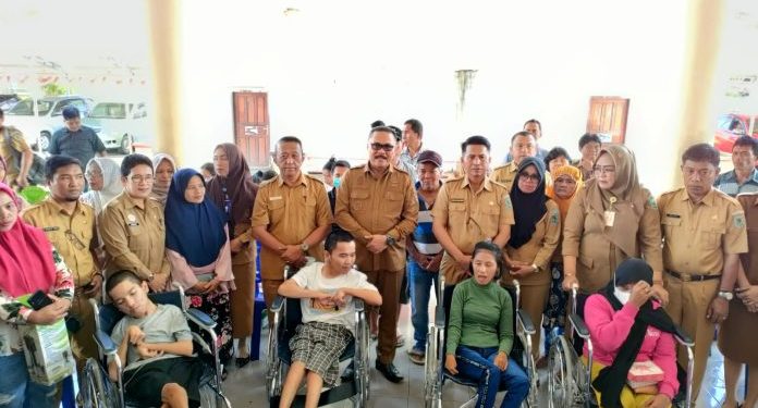 TOTABUAN.CO BOLMONG – Sejumlah penyandang Disabilitas dan Kelompok Usaha Bersama (KUBE) di Kabupaten Bolaang Mongondow (Bolmong) menerima bantuan dari pemerintah daerah. Bantuan tersebut diserahkan Penjabat Bupati Bolmong Limi Mokodompit didampingi Sekretaris Daerah Tahlis Gallang Selasa 11 Oktober 2022. Bantuan itu bersumber dari APBD Bolmong Tahun 2022 di Dinas Sosial. Adapun bantuan yang berikan pada kegiatan itu. Yakni alat pertungan, alat bantu ketring, kursi roda, alat bantu dengar, gangset serta beberapa bantuan lainnya. Pj Bupati Bolmong Limi Mokodompit Limi Mokodompit mengapresiasi karena kegiatan tersebut bersentuhan langsung dengan masyarakat di Kabupaten Bolmong. “Ini merupakan agenda rutin pemerintah, yang dilaksanakan setiap tahun. Sehingga saya berharap agar bantuan ini dapat dimanfaatkan dengan baik,” ucap Limi. Selain itu untuk penerima KUBE, diharapkan bantuan yang diterima dapat mempergunakan secara bersama – sama. Sehingga usaha yang dilakukan dapat berkembang dan mendorong pengembangan ekonomi dan mencegah terjadinya terjadinya inflasi. “Saya minta agar dikelola dengan baik dan secara bersama-sama. Tolong hindari perselisihan yang dapat menimbulkan perpecahan dalam satu kelompok. Karena bantuan ini diberikan sebagai bentuk perhatian kepada masyarakat,” katta Limi mengingatkan. Bantuan yang diberikan untuk KUBE diharapkan dapat memberi manfaat bagi usaha. Sehingga dapat membuka lapangan kerja yang baru. “Perlu juga saya ingatkan bahwa, bantuan yang diberikan harus dijaga. Jangan memindahtangankan atau menjual bantuan yang diberikan. Karena dapat berdampak pada permasalahan hukum,” tegasnya. Dan untuk penerima bantuan Disabilitas diharapkan agar bantuan yang diberikan ini dapat membantu. Sehingga para disabilitas melaksanakan fungsi sosial dalam menjalani aktivitas sehari-hari. “Bantuan ini telah ditetapkan oleh bupati, melalui pokok-pokok pikiran sehingga layak diberikan. Saya juga berkeyakinan bantuan ini merupakan usulan dari setiap desa. Untuk itu saya berpesan tetap semangat dalam kehidupan sehari-hari meskipun ada keterbatasan, dan harus mengasah bakat yang dimiliki,” katanya. Kepala Dinas Sosial Bolmong Rukman Korompot mengatakan bahwa, bantuan ini anggarannya bersumber dari Anggaran Pendapatan Belanja Daerah Kabupaten Bolmong. “Penyerahan bantuan (KUBE) dan penyandang disabilitas di Bolmong, dalam rangka mendorong perkembangan ekonomi dan upaya meningkatkan kepedulian disabilitas. Dan bantuan ini diserahkan dalam bentuk barang kepada masing-masing penerima,” ucap Rukman. (*)