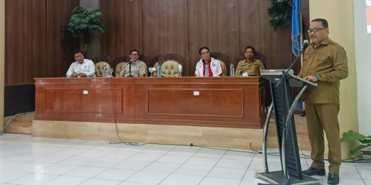 TOTABUAN.CO BOLMONG – Ketua Gabungan Bridge Seluruh Indonesia (GABSI) Provinsi Sulawesi Utara Joune Ganda melantik pengurus Bridge Kabupaten Bolaang Mongondow (Bolmong). Pelantikan pengurus Bridge Bolmong masa bakti 2022-2026 itu, berlangsung di Kantor Bupati dihadiri Penjabat Bupati Bolmong Limi Mokodompit Selasa 19 Oktober 2022. Penjabat Bupati Bolmong Limi Mokodompit yang juga merupakan Ketua KONI Bolmong mengatakan, dilantiknya pengurus Bridge Bolmong, bertepatan dengan pelaksanaan pekan Olahraga Provinsi (Porprov) Sulut 2022 yang akan dilaksanakan di Kabupaten Bolmong sebagai tuan rumah. “Sebagai pemerintah tentu menyambut baik dan memberikan apresiasi sekaligus menyampaikan ucapan selamat dan sukses atas dilantiknya pengurus gabungan Bridge Kabupaten Bolmong masa bakti 2022-2026,” katanya. Limi menjelaskan, Bridge atau Contract Bridge adalah salah satu cabang olahraga bermain kartu yang membutuhkan kejelian dalam melihat peluang maupun penyusunan strategi, yang mampu mengasah otak para pemain. Menurutnya, sebagai salah satu cabang olahraga, Bridge bernaung di bawah World Bridge Federation yang berdiri sejak tahun 1958, sedangkan di Indonesia, para atlet nasional Bridge di bawah naungan sebuah induk organisasi bernama gabungan Bridge seluruh Indonesia atau GABSI, yang berdiri sejak tahun 1953 dan mulai bergabung di organisasi Bridge dunia pada tahun 1960. “Tidak banyak orang yang tau tentang olahraga Bridge ini. Bridge ini menggunakan properti berupa satu set kartu dan dimainkan oleh empat orang dalam satu meja, serta olah raga ini sedikit digemari. Karena Bridge cenderung mengarah pada ketajaman daya berpikir masing-masing pemain dalam memainkan dan menganalisa kartu,” paparnya. Limi berpesan, pengurus yang baru ini, secepatnya menyusun program kerja, serta mematangkan segala persiapan atlet Bridge dalam menghadapi Porprov yang tak lama lagi berlangsung di Kabupaten Bolmong. Sehingga olahraga ini dapat diandalkan dan berpotensi meraih medali emas pada ajang Porprov nanti,” pesan Limi. Ketua Pengda GABSI Sulut Joune Ganda berharap, seluruh pengurus GABSI Bolmong mampu menjalankan tugas dan tanggung jawab untuk memajukan dan menciptakan para atlet berprestasi di Kabupaten Bolmong. (*)