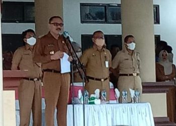 TOTABUAN.CO BOLMONG – Penjabat Bupati Bolaang Mongondow (Bolmong) Limi Mokodompit mengingatkan, agar ASN terus memaksimalkan tugas sebagai abdi negara. Bahkan dia menegaskan, agas para ASN untuk lebih serius dan lebih tulus untuk menjalankan tugas pemerintahan dan kemasyarakatan. Hal itu dikatakan Limi saat menyampaikan sambutan saat memimpin apel kerja bersama Senin 3 Oktober 2022. Menurutnya, apel kerja bersama ini dilaksanakan dalam rangka memperkuat motivasi kerja, serta membangun kebersamaan tim kerja pemerintah daerah. Selain itu mensinergikan tugas pemerintahan, pembangunan dan kemasyarakatan, agar selaras dengan dinamika tuntutan perubahan zaman yang berkembang dalam lingkup pemerintahan. “Apel kerja bersama ini harus dimaknai dengan tekad dan semangat yang tinggi dalam rangka pengabdian kita kepada Kabupaten Bolaang Mongondow tercinta,” katanya. Limi menambahkan, sebagai abdi negara dan abdi masyarakat, kita dituntut untuk lebih serius, lebih tulus dan lebih fokus dalam implementasi kerja dan karya sesuai tugas pokok dan fungsi masing-masing. Sehingga dapat menghasilkan kinerja yang lebih baik, sebagai daya dukung terhadap upaya percepatan pembangunan dan peningkatan kesejahteraan masyarakat. “Kita akan sulit mengejar kemajuan kalau masih menggunakan cara-cara kerja yang konvensional. Kita dituntut harus ada lompatan dan perubahan paradigma kerja. Setiap pekerjaan memerlukan kesungguhan, inovasi dan kreativitas serta harus selesai tepat waktu dan berkualitas,” kata Limi mengingatkan.(*)