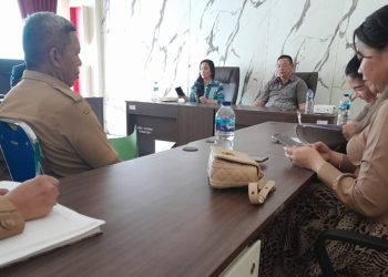 TOTABUAN.CO BOLMONG – Dewan Perwakilan Rakyat Daerah (DPRD) Kabupaten Bolaang Mongondow (Bolmong) terus konsisten mengawal proses pembangunan di daerah itu. Hal itu dibuktikan sejak pekan lalu hingga Selasa 4 Oktober 2022, para wakil rakyat Bolmong itu melaksanakan rapat dengar pendapat (RDP) bersama dengan sejumlah instansi. Hal itu dilakukan sebagai tindak lanjut aspirasi masyarakat. Berdasarkan agenda di DPRD Bolmong khususnya Komisi II, tercatat para legislator telah melaksanakan beberapa kali hearing atau RDP. Pada pekan lalu, komisi yang dipimpin Lesly Lanny Kaligis itu melakukan RDP bersama Dinas Pekerjaan Umum dan Penataan Ruang (PUPR) Kabupaten Bolmong. Rapat dipimpin langsung ketua Komisi II, Lesly Lanny Kaligis bersama segenap anggota serta turut pula dihadiri Ketua DPRD Bolmong, Welty Komaling. Berdasarkan pantauan media, rapat tersebut berlangsung alot karena ada pengaspalan jalan di Dumoga yang diduga tidak selesai. Namun, hal tersebut langsung diklarifikasi oleh Kepala Dinas PUPR yang diwakili Sekretaris Dinas, Veddy Mokoginta. “Memang salah satu anggota DPRD mempertanyakan jalan di Dumoga yang belum selesai namun telah dihentikan. Tapi itu sudah diklarifikasi dan nantinya akan dilanjutkan oleh pihak kontraktor dalam waktu dekat ini,” ujar Lesly. Selain itu, Komisi II juga melakukan RDP bersama Badan Pertanahan Nasional (BPN) Kabupaten Bolmong. Kali ini, rapat dipimpin Tonny Tumbelaka bersama anggota Komisi II lainnya, Yansen Mokoginta. Pertemuan tersebut membahas tentang status kepemilikan tanah Gereja Katolik St. Andreas Lolak. Rapat tersebut juga turut dihadiri Asisten II, Zainudin Paputungan dan Kepala Badan Keuangan Daerah (BKD), Seriyanto. “Status tanah tersebut belum ada kejelasan sehingga jemaat menyurat kepada DPRD untuk menindaklanjuti dalam DRP,” ucap Tonny Tumbelaka. (*)