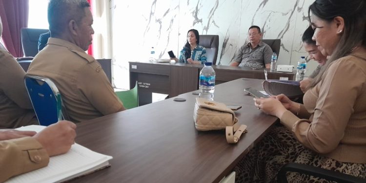 TOTABUAN.CO BOLMONG – Dewan Perwakilan Rakyat Daerah (DPRD) Kabupaten Bolaang Mongondow (Bolmong) terus konsisten mengawal proses pembangunan di daerah itu. Hal itu dibuktikan sejak pekan lalu hingga Selasa 4 Oktober 2022, para wakil rakyat Bolmong itu melaksanakan rapat dengar pendapat (RDP) bersama dengan sejumlah instansi. Hal itu dilakukan sebagai tindak lanjut aspirasi masyarakat. Berdasarkan agenda di DPRD Bolmong khususnya Komisi II, tercatat para legislator telah melaksanakan beberapa kali hearing atau RDP. Pada pekan lalu, komisi yang dipimpin Lesly Lanny Kaligis itu melakukan RDP bersama Dinas Pekerjaan Umum dan Penataan Ruang (PUPR) Kabupaten Bolmong. Rapat dipimpin langsung ketua Komisi II, Lesly Lanny Kaligis bersama segenap anggota serta turut pula dihadiri Ketua DPRD Bolmong, Welty Komaling. Berdasarkan pantauan media, rapat tersebut berlangsung alot karena ada pengaspalan jalan di Dumoga yang diduga tidak selesai. Namun, hal tersebut langsung diklarifikasi oleh Kepala Dinas PUPR yang diwakili Sekretaris Dinas, Veddy Mokoginta. “Memang salah satu anggota DPRD mempertanyakan jalan di Dumoga yang belum selesai namun telah dihentikan. Tapi itu sudah diklarifikasi dan nantinya akan dilanjutkan oleh pihak kontraktor dalam waktu dekat ini,” ujar Lesly. Selain itu, Komisi II juga melakukan RDP bersama Badan Pertanahan Nasional (BPN) Kabupaten Bolmong. Kali ini, rapat dipimpin Tonny Tumbelaka bersama anggota Komisi II lainnya, Yansen Mokoginta. Pertemuan tersebut membahas tentang status kepemilikan tanah Gereja Katolik St. Andreas Lolak. Rapat tersebut juga turut dihadiri Asisten II, Zainudin Paputungan dan Kepala Badan Keuangan Daerah (BKD), Seriyanto. “Status tanah tersebut belum ada kejelasan sehingga jemaat menyurat kepada DPRD untuk menindaklanjuti dalam DRP,” ucap Tonny Tumbelaka. (*)