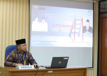 TOTABUAN.CO BOLSEL – Pemkab Bolaang Mongondow Selatan (Bolsel) terus melakukan berbagai upaya untuk menekan angka stunting. Hal itu merupakan salah satu komitmen Bupati Iskandar Kamaru dan Wakil Bupati Deddy Abdul Hamid membawa Kabupaten Bolsel keluar masalah kurang gizi kronis yang ditandai dengan tubuh pendek. Komitmen itu dibuktikan dengan dibuatnya aplikasi SI PINTER BOLSEL atau Sistem Informasi Penanganan stunting TER integras. Sekda Bolsel Marzanzius Arvan Ohy mengatakan, tujuan dibuatnya aplikasi tersebut, untuk mempermudah pemerintah daerah dalam tindakan monitoring dan evaluasi aksi intervensi stunting oleh OPD pelaksana. Aplikasi tersebut merupakan proyek perubahan saat mengikuti pelatihan Kepemimpinan Nasional (PKN) PIM II di LAN Jakarta. “Ini termasuk pertama di Sulut,” ujar Sekda Bolsel Marzanzius Arvan Ohy. Ia menjelaskan, aplikasi Si PINTER ini dibangun dengan 3 sistem. Pertama berbasis JIS, maka anak anak stunting di Bolsel dan keluarga yang memiliki risiko stunting, akan bisa kelihatan di MAP Bolsel. Kedua lanjutnya berbasis android. Yakni level pimpinan, yang nantinya Bupati dan Wakil Bupati tidak perlu lagi membuka laptop untuk melihat intervensi stunting, namun terintegrasi langsung ke Handphone. Dan Ketiga berbasis website. “Nah, basis ini yang saat ini sedang jalan (Input), nantinya kegiatan yang berhubungan dengan intervensi stunting, akan ter-report di website,” jelasnya. Ia memastikan, usai pengintegrasian data dari PAUD Sekdes dan operator Siskeudes yang akan melakukan penginputan.  “Nantinya, setelah data base rampung, maka seluruh kegiatan di OPD yang berhubungan dengan stunting akan termonitor langsung oleh Bupati dan Wakil Bupati. Sebagai contoh  pelaksanaan Posyandu di satu desa, namun tidak dilaksanakan, maka Bupati dan Wakil Bupati akan mendapatkan pemberitahuan, sehingga mudah melakukan pengontrolan “Aplikasi SI PINTER BOLSEL ini rencananya akan di launching 8 November 2022, dan akan berkolaborasi dengan Ketua P3A Provinsi Sulut,” jelasnya. (*)