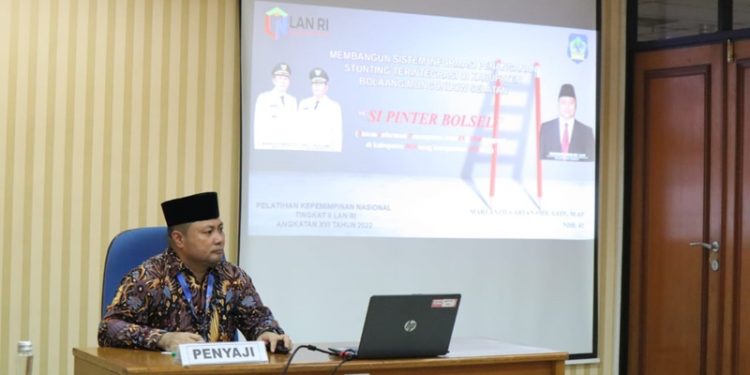 TOTABUAN.CO BOLSEL – Pemkab Bolaang Mongondow Selatan (Bolsel) terus melakukan berbagai upaya untuk menekan angka stunting. Hal itu merupakan salah satu komitmen Bupati Iskandar Kamaru dan Wakil Bupati Deddy Abdul Hamid membawa Kabupaten Bolsel keluar masalah kurang gizi kronis yang ditandai dengan tubuh pendek. Komitmen itu dibuktikan dengan dibuatnya aplikasi SI PINTER BOLSEL atau Sistem Informasi Penanganan stunting TER integras. Sekda Bolsel Marzanzius Arvan Ohy mengatakan, tujuan dibuatnya aplikasi tersebut, untuk mempermudah pemerintah daerah dalam tindakan monitoring dan evaluasi aksi intervensi stunting oleh OPD pelaksana. Aplikasi tersebut merupakan proyek perubahan saat mengikuti pelatihan Kepemimpinan Nasional (PKN) PIM II di LAN Jakarta. “Ini termasuk pertama di Sulut,” ujar Sekda Bolsel Marzanzius Arvan Ohy. Ia menjelaskan, aplikasi Si PINTER ini dibangun dengan 3 sistem. Pertama berbasis JIS, maka anak anak stunting di Bolsel dan keluarga yang memiliki risiko stunting, akan bisa kelihatan di MAP Bolsel. Kedua lanjutnya berbasis android. Yakni level pimpinan, yang nantinya Bupati dan Wakil Bupati tidak perlu lagi membuka laptop untuk melihat intervensi stunting, namun terintegrasi langsung ke Handphone. Dan Ketiga berbasis website. “Nah, basis ini yang saat ini sedang jalan (Input), nantinya kegiatan yang berhubungan dengan intervensi stunting, akan ter-report di website,” jelasnya. Ia memastikan, usai pengintegrasian data dari PAUD Sekdes dan operator Siskeudes yang akan melakukan penginputan.  “Nantinya, setelah data base rampung, maka seluruh kegiatan di OPD yang berhubungan dengan stunting akan termonitor langsung oleh Bupati dan Wakil Bupati. Sebagai contoh  pelaksanaan Posyandu di satu desa, namun tidak dilaksanakan, maka Bupati dan Wakil Bupati akan mendapatkan pemberitahuan, sehingga mudah melakukan pengontrolan “Aplikasi SI PINTER BOLSEL ini rencananya akan di launching 8 November 2022, dan akan berkolaborasi dengan Ketua P3A Provinsi Sulut,” jelasnya. (*)