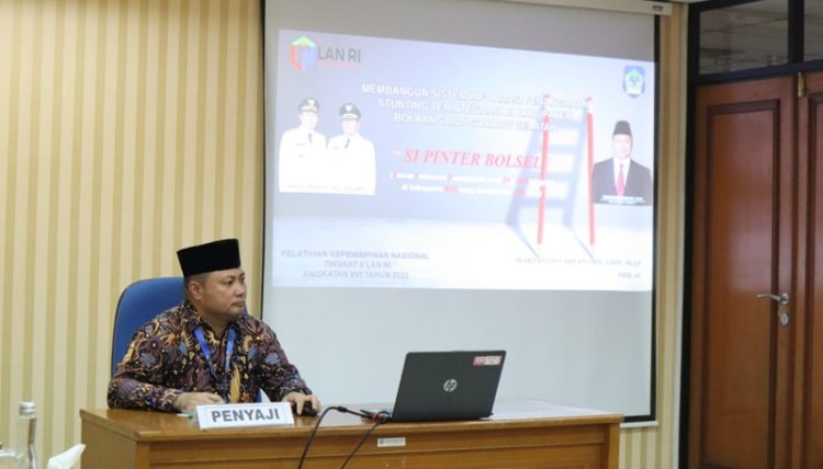 TOTABUAN.CO BOLSEL – Pemkab Bolaang Mongondow Selatan (Bolsel) terus melakukan berbagai upaya untuk menekan angka stunting. Hal itu merupakan salah satu komitmen Bupati Iskandar Kamaru dan Wakil Bupati Deddy Abdul Hamid membawa Kabupaten Bolsel keluar masalah kurang gizi kronis yang ditandai dengan tubuh pendek. Komitmen itu dibuktikan dengan dibuatnya aplikasi SI PINTER BOLSEL atau Sistem Informasi Penanganan stunting TER integras. Sekda Bolsel Marzanzius Arvan Ohy mengatakan, tujuan dibuatnya aplikasi tersebut, untuk mempermudah pemerintah daerah dalam tindakan monitoring dan evaluasi aksi intervensi stunting oleh OPD pelaksana. Aplikasi tersebut merupakan proyek perubahan saat mengikuti pelatihan Kepemimpinan Nasional (PKN) PIM II di LAN Jakarta. “Ini termasuk pertama di Sulut,” ujar Sekda Bolsel Marzanzius Arvan Ohy. Ia menjelaskan, aplikasi Si PINTER ini dibangun dengan 3 sistem. Pertama berbasis JIS, maka anak anak stunting di Bolsel dan keluarga yang memiliki risiko stunting, akan bisa kelihatan di MAP Bolsel. Kedua lanjutnya berbasis android. Yakni level pimpinan, yang nantinya Bupati dan Wakil Bupati tidak perlu lagi membuka laptop untuk melihat intervensi stunting, namun terintegrasi langsung ke Handphone. Dan Ketiga berbasis website. “Nah, basis ini yang saat ini sedang jalan (Input), nantinya kegiatan yang berhubungan dengan intervensi stunting, akan ter-report di website,” jelasnya. Ia memastikan, usai pengintegrasian data dari PAUD Sekdes dan operator Siskeudes yang akan melakukan penginputan.  “Nantinya, setelah data base rampung, maka seluruh kegiatan di OPD yang berhubungan dengan stunting akan termonitor langsung oleh Bupati dan Wakil Bupati. Sebagai contoh  pelaksanaan Posyandu di satu desa, namun tidak dilaksanakan, maka Bupati dan Wakil Bupati akan mendapatkan pemberitahuan, sehingga mudah melakukan pengontrolan “Aplikasi SI PINTER BOLSEL ini rencananya akan di launching 8 November 2022, dan akan berkolaborasi dengan Ketua P3A Provinsi Sulut,” jelasnya. (*)