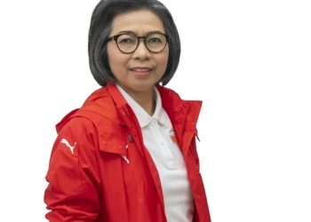 TOTABUAN.CO POLITIK – Elektabilitas Yasti Soepredjo Mokoagow (YSM) masih diperhitungkan di perpolitikan Sulawesi Utara (Sulut). Baru-baru ini, Fisip Unsrat Manado program studi ilmu politik mengumumkan hasil survei mereka terkait elektabilitas calon gubernur Sulut untuk 2024 mendatang. Dari 10 nama yang disurvei, salah satu nama mantan Bupati Bolaang Mongondow (Bolmong)  Yasti Soepredjo Mokoagow berada di peringkat ketiga tertinggi dengan raihan 11,3 %.   Yasti Soepredjo Mokoagow berada di posisi ketiga setelah Bupati Kepulauan Talaud Elly Lasut dengan 34% kemudian disusul Wakil Gubernur Sulut Steven Kandou 15,6%. Yasti mengaku kaget dengan hasil survei yang dipublikasikan di salah satu surat kabar Sulut.  Ia tak menyangka jika dirinya masuk dalam bursa Cagub Sulut dan berada di posisi ketiga. “Padahal saya berniat akan maju ke DPR RI,” katanya. Kendati begitu, Yasti mengaku tidak tertarik maju di Pilkada Sulut. Karena sejak awal sudah berniat kembali maju ke DPR RI. Bahkan Ia mengaku sudah mendaftar sebagai bakal caleg di PDI Perjuangan. “Saya tidak tertarik maju di Pilkada Sulut. Niat saya akan maju sebagai Caleg DPR RI Dapil Sulut,” ungkap YSM. Sebelumnya, beberapa waktu lalu pengamat politik Sulut sekaligus Dosen Kepemiluan Fakultas Ilmu Sosial Ilmu Politik Unsrat Manado Ferry Daud Liando, mengatakan, keinginan PDI Perjuangan Sulut agar Yasti Soepredjo Mokoagow berada di line up sangat beralasan. Sebab, sosok Yasti masih potensial untuk kembali duduk sebagai anggota DPR RI. Menurutnya, rencana untuk merekrut mantan Ketua Komisi V DPR RI ini, karena PDI Perjuangan berusaha mendominasi perolehan kursi perwakilan Sulut ke Senayan. “Dengan memilih Ibu Yasti, maka peluang PDI Perjuangan akan diuntungkan,” kata Ferry Daud Liando. Selain masih memiliki elektabilitas yang mumpuni karena popularitasnya, Yasti Soepredjo Mokoagow juga representasi tiga hal. Yakni  representasi etnik Bolmong, representasi perempuan dan representasi muslim. “Jadi tidak sulit bagi Yasti untuk mendapatkan kursi itu. Pengalaman selama ini, kontribusi kepala daerah dalam memenangkan calon yang didukung sangat efektif dan berpengaruh besar,” katanya. (*)