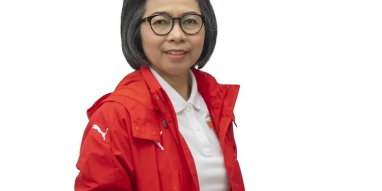 TOTABUAN.CO POLITIK – Elektabilitas Yasti Soepredjo Mokoagow (YSM) masih diperhitungkan di perpolitikan Sulawesi Utara (Sulut). Baru-baru ini, Fisip Unsrat Manado program studi ilmu politik mengumumkan hasil survei mereka terkait elektabilitas calon gubernur Sulut untuk 2024 mendatang. Dari 10 nama yang disurvei, salah satu nama mantan Bupati Bolaang Mongondow (Bolmong) Yasti Soepredjo Mokoagow berada di peringkat ketiga tertinggi dengan raihan 11,3 %. Yasti Soepredjo Mokoagow berada di posisi ketiga setelah Bupati Kepulauan Talaud Elly Lasut dengan 34% kemudian disusul Wakil Gubernur Sulut Steven Kandou 15,6%. Yasti mengaku kaget dengan hasil survei yang dipublikasikan di salah satu surat kabar Sulut. Ia tak menyangka jika dirinya masuk dalam bursa Cagub Sulut dan berada di posisi ketiga. “Padahal saya berniat akan maju ke DPR RI,” katanya. Kendati begitu, Yasti mengaku tidak tertarik maju di Pilkada Sulut. Karena sejak awal sudah berniat kembali maju ke DPR RI. Bahkan Ia mengaku sudah mendaftar sebagai bakal caleg di PDI Perjuangan. “Saya tidak tertarik maju di Pilkada Sulut. Niat saya akan maju sebagai Caleg DPR RI Dapil Sulut,” ungkap YSM. Sebelumnya, beberapa waktu lalu pengamat politik Sulut sekaligus Dosen Kepemiluan Fakultas Ilmu Sosial Ilmu Politik Unsrat Manado Ferry Daud Liando, mengatakan, keinginan PDI Perjuangan Sulut agar Yasti Soepredjo Mokoagow berada di line up sangat beralasan. Sebab, sosok Yasti masih potensial untuk kembali duduk sebagai anggota DPR RI. Menurutnya, rencana untuk merekrut mantan Ketua Komisi V DPR RI ini, karena PDI Perjuangan berusaha mendominasi perolehan kursi perwakilan Sulut ke Senayan. “Dengan memilih Ibu Yasti, maka peluang PDI Perjuangan akan diuntungkan,” kata Ferry Daud Liando. Selain masih memiliki elektabilitas yang mumpuni karena popularitasnya, Yasti Soepredjo Mokoagow juga representasi tiga hal. Yakni representasi etnik Bolmong, representasi perempuan dan representasi muslim. “Jadi tidak sulit bagi Yasti untuk mendapatkan kursi itu. Pengalaman selama ini, kontribusi kepala daerah dalam memenangkan calon yang didukung sangat efektif dan berpengaruh besar,” katanya. (*)