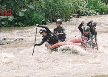 TOTABUAN.CO BOLMONG – Federasi Arung Jeram Indonesia (FAJI) Kabupaten Bolaang Mongondow (Bolmong) menjadi utusan Sulawesi Utara (Sulut) di Kejuaraan Nasional (Kejurnas) Arung Jeram tingkat Nasional Tahun 2022 di Probolinggo, Jawa Timur (Jatim). Ketua FAJI Bolmong Ma’rief Mokodompit mengatakan, selama sepekan tim akan berlaga mulai dari 29 November hingga 4 Desember menaklukkan derasnya arus Sungai Pekalen, Probolinggo. “Mohon doa dan dukungannya. Semoga tim kita bisa meraih hasil yang maksimal,” ujar Ma’rief. Atlet Arung Jeram Kabupaten Bolmong merupakan peraih Medali Emas pada Pekan Olahraga Provinsi (Porprov) Sulut 2022, yang digelar beberapa waktu lalu. Menurutnya, Atlet yang tergabung di FAJI Bolmong diminta langsung. Saat para Atlet sudah telah bertolak ke Probolinggo untuk mengikuti Kejurnas. (*)