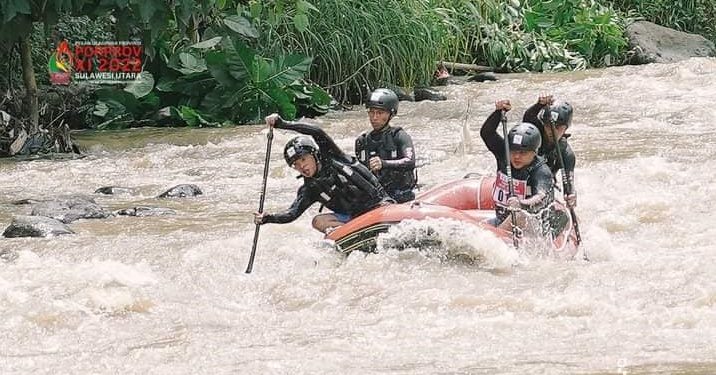 TOTABUAN.CO BOLMONG – Federasi Arung Jeram Indonesia (FAJI) Kabupaten Bolaang Mongondow (Bolmong) menjadi utusan Sulawesi Utara (Sulut) di Kejuaraan Nasional (Kejurnas) Arung Jeram tingkat Nasional Tahun 2022 di Probolinggo, Jawa Timur (Jatim). Ketua FAJI Bolmong Ma’rief Mokodompit mengatakan, selama sepekan tim akan berlaga mulai dari 29 November hingga 4 Desember menaklukkan derasnya arus Sungai Pekalen, Probolinggo. “Mohon doa dan dukungannya. Semoga tim kita bisa meraih hasil yang maksimal,” ujar Ma’rief. Atlet Arung Jeram Kabupaten Bolmong merupakan peraih Medali Emas pada Pekan Olahraga Provinsi (Porprov) Sulut 2022, yang digelar beberapa waktu lalu. Menurutnya, Atlet yang tergabung di FAJI Bolmong diminta langsung. Saat para Atlet sudah telah bertolak ke Probolinggo untuk mengikuti Kejurnas. (*)