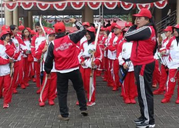 TOTABUAN.CO. BOLMONG -- Komite Olahraga Nasional Indonesia (KONI) Kabupaten Bolaang Mongondow (Bolmong)  mengirimkan total 519 atlet, pelatih  plus official  pada ajang Pekan Olahraga Provinsi (Porprov) XI Sulawesi Utara (Sulut) Tahun 2022. Dari jumlah tersebut, terdiri dari 400 an atlit, dan sisanya  pelatih dan official yang siap berlaga membawa nama Kabupaten Bolmong. Ketua KONI Bolmong Limi Mokodompit yang juga Pj Bupati Bolmong mengaku optimis, Porprov Sulut 2022 kali ini pihaknya menargetkan masuk 10 besar. “Target itu adalah bentuk ideal target kita," ungkap Limi. Optimisme itu lanjutnya, selain karena Kabupaten Bolmong sebagai tuan rumah, juga karena para atlet kita sudah sejak jauh hari sudah dipersiapkan. Sebab, kontingen yang akan bertanding merupakan bibit terbaik dengan pembinaan yang intensif. “Bolmong akan ikut 31 Cabor dari 32 Cabor yang akan dipertandingkan pada Porprov tahun 2022," katanya. Limi menjelaskan, Porprov kali ini cukup unik karena akan berlangsung di 2 daerah yakni Kabupaten Bolmong dan Kotamobagu yang dimulai 14  November 2022.(*)