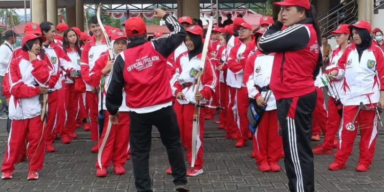 TOTABUAN.CO. BOLMONG -- Komite Olahraga Nasional Indonesia (KONI) Kabupaten Bolaang Mongondow (Bolmong)  mengirimkan total 519 atlet, pelatih  plus official  pada ajang Pekan Olahraga Provinsi (Porprov) XI Sulawesi Utara (Sulut) Tahun 2022. Dari jumlah tersebut, terdiri dari 400 an atlit, dan sisanya  pelatih dan official yang siap berlaga membawa nama Kabupaten Bolmong. Ketua KONI Bolmong Limi Mokodompit yang juga Pj Bupati Bolmong mengaku optimis, Porprov Sulut 2022 kali ini pihaknya menargetkan masuk 10 besar. “Target itu adalah bentuk ideal target kita," ungkap Limi. Optimisme itu lanjutnya, selain karena Kabupaten Bolmong sebagai tuan rumah, juga karena para atlet kita sudah sejak jauh hari sudah dipersiapkan. Sebab, kontingen yang akan bertanding merupakan bibit terbaik dengan pembinaan yang intensif. “Bolmong akan ikut 31 Cabor dari 32 Cabor yang akan dipertandingkan pada Porprov tahun 2022," katanya. Limi menjelaskan, Porprov kali ini cukup unik karena akan berlangsung di 2 daerah yakni Kabupaten Bolmong dan Kotamobagu yang dimulai 14  November 2022.(*)