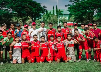 TOTABUAN.CO BOLMONG – Pekan Olahraga Provinsi (Porprov) Sulawesi Utara (Sulut) ke XI Tahun 2022 sudah memasuki partai final. Partai puncak akan berlangsung di Lapangan Wintu-Wintu Desa Ayong Kecamatan Sangtombolang Senin 21 November 2022 pagi. Lapangan Wintu-wintu akan menjadi saksi sejarah juara Sepakbola Porprov Sulut tahun 2022. Dua tim yakni Bolsel Fc dan Kota Bitung akan bertarung habis-habisan mengukir sejarah di lapangan kebanggan warga Sangtombolang itu. Laskar Maleo julukan Bolsel Fc dipastikan akan menuntaskan ambisinya membawa pulang Medali emas. Begitu pula sebaliknya bagi anak-anak dari Kota Cakalang ini. Laskar Maleo jadi salah satu perwakilan Bolaang Mongondow Raya (BMR) di  final Porprov Sulut 2022 ini. Sejak awal Tim Laskar Maleo terus membuktikan kerja keras mereka hingga masuk di laga final. Tidak salah memang jika optimisme di laga final Senin besok, akan menuntaskan misinya menciptakan sejarah baru di Porprov Sulut 2022 dan membawa pulang medali emas. Manajer tim Laskar Maleo Wahyudin Kadullah, mengatakan Bolsel Fc sudah sampai di puncak turnamen. Maka tidak ada pilihan selain juara. Meskipun bertekad meraih juara, namun tidak menganggap remeh tim Kota Bitung di lapangan nanti. "Kami sudah ada di puncak dan tidak ada kata lain selain juara," katanya. Yoex sapaan akrabnya berambisi membawa dan menciptakan sejarah di Porprov Sulut pertama di BMR dan membawa pulang kemenangan. Ia mengharapkan tim tetap kompak menghadapi laga final Senin besok. Bolsel Fc lolos ke babak final setelah menang 6-5 atas Kabupaten Sangihe lewat drama adu pinalti Minggu (20/11) pagi. Begitu juga dengan tim Kota Bitung lolos ke final setelah membungkam Talaud di semi final dengan skor 1-0. Kini laga final mempertemukan Bolsel Fc dan Kota Bitung sisa menghitung jam. Baik Bolsel Fc dan Kota Bitung sudah siap saling tempur di laga final. Sebelum pertandingan, menarik untuk melihat peta kekuatan skuad asuhan Sumitro Paidiko maupun Hengki Sumihing. Jika melihat dari rekam jejak, kedua tim pernah bertemu di Porprov Tahun 2017 di Stadion Maesa Tondano. Pertemuan tersebut, Bolsel Fc kalah tipis 1-0 dari Kota Bitung. Gol untuk kesebelasan Kota Bitung tercipta di menit ke 63 babak kedua, melalui sepakkan gelandang serang Wandi Mohibu yang memanfaatkan bola rebound di depan gawang Bolsel yang dikawal Fatra Gonibala. Pertandingan tersebut kata Yoex, akan menjadi motivasi besar nanti bagi Abdul Naufal Bonde Cs di lapangan Wintu-wintu Ayong. Ia merasa, bahwa lapangan Wintu-Wintu Ayong punya kemistri tersendiri bagi anak-anak Bolango nanti. (*)