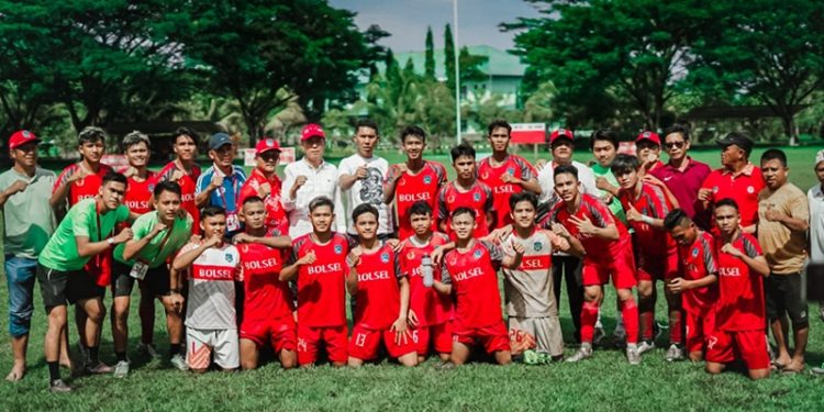 TOTABUAN.CO BOLMONG – Pekan Olahraga Provinsi (Porprov) Sulawesi Utara (Sulut) ke XI Tahun 2022 sudah memasuki partai final. Partai puncak akan berlangsung di Lapangan Wintu-Wintu Desa Ayong Kecamatan Sangtombolang Senin 21 November 2022 pagi. Lapangan Wintu-wintu akan menjadi saksi sejarah juara Sepakbola Porprov Sulut tahun 2022. Dua tim yakni Bolsel Fc dan Kota Bitung akan bertarung habis-habisan mengukir sejarah di lapangan kebanggan warga Sangtombolang itu. Laskar Maleo julukan Bolsel Fc dipastikan akan menuntaskan ambisinya membawa pulang Medali emas. Begitu pula sebaliknya bagi anak-anak dari Kota Cakalang ini. Laskar Maleo jadi salah satu perwakilan Bolaang Mongondow Raya (BMR) di final Porprov Sulut 2022 ini. Sejak awal Tim Laskar Maleo terus membuktikan kerja keras mereka hingga masuk di laga final. Tidak salah memang jika optimisme di laga final Senin besok, akan menuntaskan misinya menciptakan sejarah baru di Porprov Sulut 2022 dan membawa pulang medali emas. Manajer tim Laskar Maleo Wahyudin Kadullah, mengatakan Bolsel Fc sudah sampai di puncak turnamen. Maka tidak ada pilihan selain juara. Meskipun bertekad meraih juara, namun tidak menganggap remeh tim Kota Bitung di lapangan nanti. "Kami sudah ada di puncak dan tidak ada kata lain selain juara," katanya. Yoex sapaan akrabnya berambisi membawa dan menciptakan sejarah di Porprov Sulut pertama di BMR dan membawa pulang kemenangan. Ia mengharapkan tim tetap kompak menghadapi laga final Senin besok. Bolsel Fc lolos ke babak final setelah menang 6-5 atas Kabupaten Sangihe lewat drama adu pinalti Minggu (20/11) pagi. Begitu juga dengan tim Kota Bitung lolos ke final setelah membungkam Talaud di semi final dengan skor 1-0. Kini laga final mempertemukan Bolsel Fc dan Kota Bitung sisa menghitung jam. Baik Bolsel Fc dan Kota Bitung sudah siap saling tempur di laga final. Sebelum pertandingan, menarik untuk melihat peta kekuatan skuad asuhan Sumitro Paidiko maupun Hengki Sumihing. Jika melihat dari rekam jejak, kedua tim pernah bertemu di Porprov Tahun 2017 di Stadion Maesa Tondano. Pertemuan tersebut, Bolsel Fc kalah tipis 1-0 dari Kota Bitung. Gol untuk kesebelasan Kota Bitung tercipta di menit ke 63 babak kedua, melalui sepakkan gelandang serang Wandi Mohibu yang memanfaatkan bola rebound di depan gawang Bolsel yang dikawal Fatra Gonibala. Pertandingan tersebut kata Yoex, akan menjadi motivasi besar nanti bagi Abdul Naufal Bonde Cs di lapangan Wintu-wintu Ayong. Ia merasa, bahwa lapangan Wintu-Wintu Ayong punya kemistri tersendiri bagi anak-anak Bolango nanti. (*)