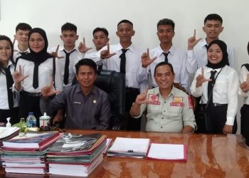 TOTABUAN.CO BOLMONG  -- Dinas Tenaga Kerja dan Transmigrasi Kabupaten Bolaang Mongondow (Bolmong) mencatat, sedikitnya 15 Calon Pekerja Migran Indonesia (CPMI) sudah dikirim ke Depok untuk mengikuti pelatihan. Selama tiga bulan, mereka akan di tes kemampuan bahasa Jepang dan pengerjaan tugas harian. Kepala Dinas Tenaga Kerja dan Transmigrasi Kabupaten Bolmong Dedy Ruswandi Mokodongan mengatakan, sebelum diberangkatkan untuk mengikuti pelatihan, peserta telah melalui seleksi. Dari jumlah awal 18 peserta diseleksi menjadi 15 peserta yang dinyatakan lulus seleksi dan dinyatakan memenuhi persyaratan administrasi dan kualifikasi. “Di sana CPMI akan mengikuti pendidikan Bahasa Jepang kelas offline dan pekerjaan sehari-hari,” jelasnya. Menurut Deddy, keberangkatan ke 15 CPMI asal Kabupaten Bolmong sejak 1 Oktober hingga 29 Desember 2022. Kepala Balai Pekerja Perlindungan Migran Indonesia (BP2MI) Sulut Hendra Makalalag menjelaskan, pelatihan tersebut bekerja sama Lembaga Pendidikan dan Pelatihan Rakyat Indonesia (LPPRI) . Pelatihan selama tiga bulan, yakni 1 bulan untuk pelatihan kelas offline belajar bahasa Jepang dan budaya Jepang. Hendra menjelaskan jumlah CPMI yang berangkat mulai mengalami peningkatan yang cukup jika dibandingkan dengan tahun sebelumnya. Penyumbang Devisa Kepala BP2MI Sulut Hendra Makalalag mengatakan, Pekerja Migran Indonesia (PMI) punya peran untuk memberikan kontribusi menyumbang devisa  bagi negara. Sumbangan devisa negara yang diberikan pekerja migran merupakan terbesar kedua setelah migas. Sehingga perlakuan hormat ini harus turun ke seluruh jajaran pemerintah daerah. Apalagi sudah ada UU Nomor 18 Tahun 2017 tentang Perlindungan Pekerja Migran Indonesia yang tiga tahun empat bulan lalu dilahirkan. Sehingga kami akan sosialisasikan terus dengan pemerintah daerah. Untuk itu, kata Hendra, pelayanan dan perlindungan secara optimal perlu dilakukan sebagai bentuk penghormatan kepada PMI agar terhindar dari eksploitasi. Berikut 15 Nama CPMI Bolmong Yang Ikut Pelatihan Rivo Revan Katiandagho Ryns Bobby Janis Andref Tahuending Refan Pratama Aryanto Giovani Mamonto Indah Sari Mansur Ali Hamdi Masi Prayogi Lasabuda Chayze Frashis Gerungan Resty Ardia Ramdani Aresto Damopolii Intan M. Ali Sindi Bininta Hargreves Christanfal Rivo Iroth