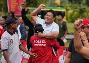 Kabupaten Bolsel Jadi Wakil BMR di Perempat Final Sepakbola Porprov Sulut TOTABUAN.CO BOLMONG – Setelah menahan imbang 2-2 dari Kota Kotamobagu, tim Kabupaten Bolaang Mongondow Selatan (Bolsel) berhak melaju ke perempat final Sepakbola Porprov Sulut 2022. Pertandingan tersebut berlangsung di Lapangan Yon Armed Lolak Kamis 17 November 2022 sore. Dengan demikian, dari lima daerah di Bolaang Mongondow Raya (BMR) yang bertarung di babak kualifikasi, Kabupaten Bolsel satu-satunya yang lolos ke semi final dan menjadi wakil BMR di perempat final. Anak asuh Sumitro Paidiko itu berada di grup B bersama Kota Kotamobagu dan Kota Manado. Dengan satu kali menang dan satu kali seri, Tri Randi Potabuga itu meraih point 4. Meski sama point, namun Kota Kotamobagu kalah agregat karena selisih pemasukan gol. Pada perempat final nanti, tim Bolsel akan berhadapan dengan tim dari Kabupaten Sangihe. Sedangkan Kota Bitung akan berhadapan dengan Talaud. (*)
