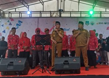 TOTABUAN.CO BOLSEL – Festival Maleo dan Desa Expo dibuka Bupati Bolaang Mongondow Selatan (Bolsel) Iskandar Kamaru. Festival tersebut dipusatkan di Pantai Desa Sondana Kecamatan Bolaang Uki dihadiri Kepala Biro Administrasi {Provinsi Sulawesi Utara Abdulah mokoginta, mewakili  Gubernur Sulawesi Utara (Sulut) Olly Dondokambey. Bupati Bolsel Iskandar Kamaru mengatakan pelaksanaan Desa Expo Kabupaten Bolsel  Tahun 2022 ini bertujuan untuk menampilkan capaian dan potensi yang ada di setiap desa. Seperti pengelolaan administrasi dan keuangan, pembangunan infrastruktur, pemberdayaan UMKM, kebudayaan yang diaplikasikan melalui perlombaan. Selain itu acara tersebut dipadukan dengan beberapa kegiatan. Seperti konservasi dan maleo, desa, UMKM. “Saya berharap kegiatan ini dijadikan sebagai pemicu semangat dalam membangun desa masing serta dijadikan tempat untuk saling bertukar informasi dan gagasan dalam pengelolaan desa,”  kata Iskandar. Bolsel selain keanekaragaman biota lautnya, juga dihuni satwa endemik burung Maleo. Kabupaten Bolsel adalah daerah konservasi di luar kawasan dalam perlindungan satwa endemik. “Di Bolsel selain ada dalam kawasan taman Nasional juga ada di luar kawasan yaitu di Tanjung Binerean, yang saat ini kami sudah terbitkan regulasi baik Perda maupun Perbup,” jelasnya. Melalui kegiatan festival ini turut, Bupati berharap masyarkat turut andil dalam menjaga, melindungi dan melestarikan satwa dan keasrian daerah, agar generasi berikutnya bisa ikut menikmati dan bisa melihat secara langsung bagaimana kehidupan Maleo kelak serta dengan adanya kegiatan ini dapat menigkatkan peminat wisata ekotourism di Bolsel. (*)
