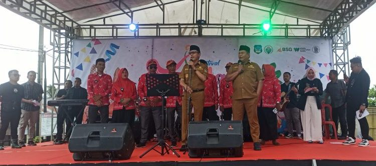TOTABUAN.CO BOLSEL – Festival Maleo dan Desa Expo dibuka Bupati Bolaang Mongondow Selatan (Bolsel) Iskandar Kamaru. Festival tersebut dipusatkan di Pantai Desa Sondana Kecamatan Bolaang Uki dihadiri Kepala Biro Administrasi {Provinsi Sulawesi Utara Abdulah mokoginta, mewakili Gubernur Sulawesi Utara (Sulut) Olly Dondokambey. Bupati Bolsel Iskandar Kamaru mengatakan pelaksanaan Desa Expo Kabupaten Bolsel Tahun 2022 ini bertujuan untuk menampilkan capaian dan potensi yang ada di setiap desa. Seperti pengelolaan administrasi dan keuangan, pembangunan infrastruktur, pemberdayaan UMKM, kebudayaan yang diaplikasikan melalui perlombaan. Selain itu acara tersebut dipadukan dengan beberapa kegiatan. Seperti konservasi dan maleo, desa, UMKM. “Saya berharap kegiatan ini dijadikan sebagai pemicu semangat dalam membangun desa masing serta dijadikan tempat untuk saling bertukar informasi dan gagasan dalam pengelolaan desa,” kata Iskandar. Bolsel selain keanekaragaman biota lautnya, juga dihuni satwa endemik burung Maleo. Kabupaten Bolsel adalah daerah konservasi di luar kawasan dalam perlindungan satwa endemik. “Di Bolsel selain ada dalam kawasan taman Nasional juga ada di luar kawasan yaitu di Tanjung Binerean, yang saat ini kami sudah terbitkan regulasi baik Perda maupun Perbup,” jelasnya. Melalui kegiatan festival ini turut, Bupati berharap masyarkat turut andil dalam menjaga, melindungi dan melestarikan satwa dan keasrian daerah, agar generasi berikutnya bisa ikut menikmati dan bisa melihat secara langsung bagaimana kehidupan Maleo kelak serta dengan adanya kegiatan ini dapat menigkatkan peminat wisata ekotourism di Bolsel. (*)