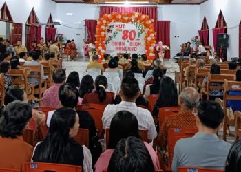 TOTABUAN.CO BOLMONG -- Penjabat (Pj) Bupati Bolaang Mongondow (Bolmong) Limi Mokodompit menghadiri perayaan HUT Jemaat Gereja Masehi Injili Bolaang Mongondow (GMIBM) SION Desa Manembo Kecamatan Passi Timur ke 80 Selasa 1 November 2022. HUT yang dilaksanakan badan pekerja jemaat GMIBM SION Manembo itu dihadiri unsur Forkopimda serta sejumlah pimpinan SKPD di lingkup Pemkab Bolmong. Penjabat Bupati Bolmong Limi Mokodompit mengucapkan selamat atas peringatan HUT ke 80 dengan harapan akan lebih merekatkan tali persaudaraan serta keberagaman antar umat beragama khususnya di Kabupaten Bolmong. "Ini bentuk wujud kesyukuran atas semua usaha yang telah dilakukan dalam rangka pembangunan spiritual serta membantu pembangunan di daerah," ucapnya. HUT Jemaat GMIBM SION Desa Manembo ini selain bentuk pendekatan kepada Tuhan juga sebagai kontribusi jemaat dalam rangka memperkuat persatuan dan kesatuan. "Saya berharap jemaat GMIBM SION Manembo agar selalu menjaga kerukunan karena pembangunan tidak akan berjalan bila tidak dibarengi dengan saling menjaga," ungkap Limi. Lmi mengingatkan, memasuki tahun politik, tentunya harus lebih bijak dalam menyikapi segala hal yang bisa menimbulkan gesekan. (*)