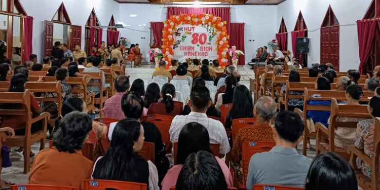 TOTABUAN.CO BOLMONG -- Penjabat (Pj) Bupati Bolaang Mongondow (Bolmong) Limi Mokodompit menghadiri perayaan HUT Jemaat Gereja Masehi Injili Bolaang Mongondow (GMIBM) SION Desa Manembo Kecamatan Passi Timur ke 80 Selasa 1 November 2022. HUT yang dilaksanakan badan pekerja jemaat GMIBM SION Manembo itu dihadiri unsur Forkopimda serta sejumlah pimpinan SKPD di lingkup Pemkab Bolmong. Penjabat Bupati Bolmong Limi Mokodompit mengucapkan selamat atas peringatan HUT ke 80 dengan harapan akan lebih merekatkan tali persaudaraan serta keberagaman antar umat beragama khususnya di Kabupaten Bolmong. "Ini bentuk wujud kesyukuran atas semua usaha yang telah dilakukan dalam rangka pembangunan spiritual serta membantu pembangunan di daerah," ucapnya. HUT Jemaat GMIBM SION Desa Manembo ini selain bentuk pendekatan kepada Tuhan juga sebagai kontribusi jemaat dalam rangka memperkuat persatuan dan kesatuan. "Saya berharap jemaat GMIBM SION Manembo agar selalu menjaga kerukunan karena pembangunan tidak akan berjalan bila tidak dibarengi dengan saling menjaga," ungkap Limi. Lmi mengingatkan, memasuki tahun politik, tentunya harus lebih bijak dalam menyikapi segala hal yang bisa menimbulkan gesekan. (*)