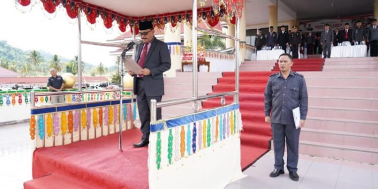 TOTABUAN.CO BOLMONG - Penjabat Bupati Bolaang Mongondow (Bolmong) Limi Mokodompit, menjadi Irup upacara peringatan Hari Pahlawan Kamis 10 November 2022. Upacara yang dilaksanakan di halaman Kantor Bupati Bolmong ini, dihadiri Ketua DPRD Bolmong Welty Komaling, Forkopimda Sekda Tahlis Gallang, para Asisten, para kepala SKPD di lingkup Pemkab Bolmong. Upacara peringatan Hari Pahlawan itu, Pj Bupati Bolmong Limi Mokodompit membacakan amanat Menteri Sosial Republik Indonesia. "Hari Pahlawan setiap tahun kita peringati dengan renungan yang sungguh-sungguh, untuk menemukan kembali jejak para Pahlawan dalam hidup kita, sebagai bangsa dan negara merdeka," ucapnya. Perjuangan para pahlawan bangsa dari para pejuang yang gugur dalam pertempuran mempertahankan kemerdekaan penting kita resapi semangat dan keikhlasan mereka. "Para pejuang telah berkorban sampai tetes darah penghabisan untuk kemerdekaan yang sesungguhnya dan bukan dari pemberian siapapun melainkan berkat dan rahmat tuhan yang maha kuasa," ucapnya. Hari ini kita berada dalam perjuangan besar menaklukan ancaman dan tantangan yang nyata-nyata berada di hadapan kita. Dimana pemanasan global yang memicu berbagai bencana alam, kelangkaan pangan, energi dan air bersih. Kesiapsiagaan kita menghadapi bencana alam termasuk pandemi covid 19 serta kelangkaan sumber daya harus senantiasa diperjuangkan secara bersama dengan kesungguhan. Sehingga mari kita maju dan bergerak bersama dengan tekad untuk menang. Kita harus meneruskan pengembangan dan pemanfaatan energi baru dan terbarukan, melakukan pengembangan sumber pangan berbasiskan potensi dan kearifan lokal sebagai solusi pemenuhan kebutuhan pangan. “Teladan dari para pahlawan bangsa yang telah merasuk sukma, kiranya menjadi semangat kita di peringatan hari pahlawan tahun ini,” katanya. Usai upacara Bupati bersama jajaran melakukan pelarungan bunga di pelabuhan laut Desa Labuang Uki, guna untuk menghormati jasa para pahlawan yang gugur dalam medan pertempuran untuk merebut kemerdekaan bangsa tercinta. (*)