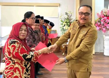 TOTABUAN.CO.BOLMONG -- Penjabat Bupati Bolaang Mongondow (Bolmong) Limi Mokodompit kembali menambah staf khususnya, menjadi 14 orang. Dari sebelumnya hanya tujuh, kini Limi menambah 7 tenaga staf khusus lagi untuk menempati berbagai posisi. Ke 7 staf khusus itu yakni, Kol Purn Suparlan Pasambuna sebagai stas khusus bidang keamanan ketertiban, Jairun Mokoagow sebagai staf khusus bidang pertanian peternakan, Kandoli Mokodongan sebagai staf khusus bidang kesejahteraan rakyat dan kerjasama antar daerah, Graine Lineke Momuat sebagai staf khus bidang transmigrasi dan tenaga kerja, Sasung Makalalag staf khusus bidang koperasi dan usaha kecil dan menengah, Ramli Mamonto staf khusus bidang ekonomi kreatif dan Muhran Mokodompit sebagai staf khusus bidang lingkungan hidup. SK pengangkatan itu langsung diserahkan Pj Bupati Bolmong Limi Mokodompit berlangsung di ruang kerjanya Senin 31 Oktober 2022. Sebelumnya Limi juga telah mengangkat beberapa orang staf khusus. Mereka adalah Arudji Mongilong, Widy Mokoginta, Yusuf Mooduto, Hasni Wantasen, Qhezia Qren Tuuk, Ulfa Paputungan dan Salihi Mokodongan. Berikut 14 Staf Khusus Bupati 1. Arudji Mongilong (Staf khusus bidang Pemerintahan) 2. Salihi Mokodongan (Staf khusus bidang Perikanan) 3. Sasung Makalalag (Staf khusus bidang Koperasi dan UKM) 4. Jairun Mokoagow (Staf khusus bidang Pertanian dan Peternakan) 5.Yusuf Mooduto (Staf khusus bidang Keagamaan) 6. Widy Mokoginta (Staf khusus bidang Sosial dan Budaya) 7. Kol Purn. Suparlan Pasambuna (Staf khusus bidang Keamanan dan Ketertiban) 8. Ulfa Paputungan (Staf khusus bidang Adat Istiadat) 9. Mukran Mokodompit (Staf khusus bidang Lingkungan Hidup) 10. Hasni Wantasen (Staf khusus bidang Pemberdayaan Perempuan dan Anak) 11. Ramli Mokodompit (Staf khusus bidang Ekonomi Kreatif) 12. Graine Lineke Momuat (Staf khusus bidang Transmigrasi dan Ketenagakerjaan) 13. Qhezia Qren Tuuk (Staf khusus bidang Kepemudaan) 14. Kandoli Mokodongan (khusus bidang Kerjasama Antar Daerah).