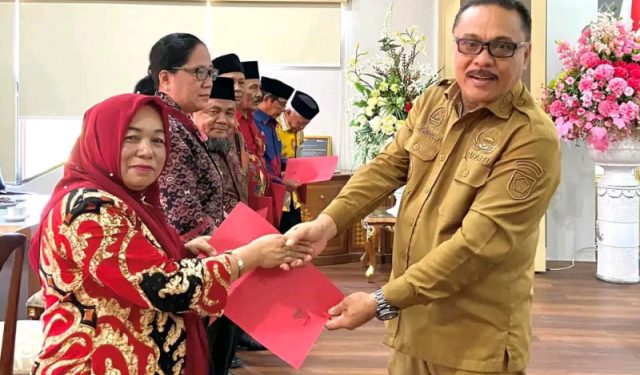 TOTABUAN.CO.BOLMONG -- Penjabat Bupati Bolaang Mongondow (Bolmong) Limi Mokodompit kembali menambah staf khususnya, menjadi 14 orang. Dari sebelumnya hanya tujuh, kini Limi menambah 7 tenaga staf khusus lagi untuk menempati berbagai posisi. Ke 7 staf khusus itu yakni, Kol Purn Suparlan Pasambuna sebagai stas khusus bidang keamanan ketertiban, Jairun Mokoagow sebagai staf khusus bidang pertanian peternakan, Kandoli Mokodongan sebagai staf khusus bidang kesejahteraan rakyat dan kerjasama antar daerah, Graine Lineke Momuat sebagai staf khus bidang transmigrasi dan tenaga kerja, Sasung Makalalag staf khusus bidang koperasi dan usaha kecil dan menengah, Ramli Mamonto staf khusus bidang ekonomi kreatif dan Muhran Mokodompit sebagai staf khusus bidang lingkungan hidup. SK pengangkatan itu langsung diserahkan Pj Bupati Bolmong Limi Mokodompit berlangsung di ruang kerjanya Senin 31 Oktober 2022. Sebelumnya Limi juga telah mengangkat beberapa orang staf khusus. Mereka adalah Arudji Mongilong, Widy Mokoginta, Yusuf Mooduto, Hasni Wantasen, Qhezia Qren Tuuk, Ulfa Paputungan dan Salihi Mokodongan. Berikut 14 Staf Khusus Bupati 1. Arudji Mongilong (Staf khusus bidang Pemerintahan) 2. Salihi Mokodongan (Staf khusus bidang Perikanan) 3. Sasung Makalalag (Staf khusus bidang Koperasi dan UKM) 4. Jairun Mokoagow (Staf khusus bidang Pertanian dan Peternakan) 5.Yusuf Mooduto (Staf khusus bidang Keagamaan) 6. Widy Mokoginta (Staf khusus bidang Sosial dan Budaya) 7. Kol Purn. Suparlan Pasambuna (Staf khusus bidang Keamanan dan Ketertiban) 8. Ulfa Paputungan (Staf khusus bidang Adat Istiadat) 9. Mukran Mokodompit (Staf khusus bidang Lingkungan Hidup) 10. Hasni Wantasen (Staf khusus bidang Pemberdayaan Perempuan dan Anak) 11. Ramli Mokodompit (Staf khusus bidang Ekonomi Kreatif) 12. Graine Lineke Momuat (Staf khusus bidang Transmigrasi dan Ketenagakerjaan) 13. Qhezia Qren Tuuk (Staf khusus bidang Kepemudaan) 14. Kandoli Mokodongan (khusus bidang Kerjasama Antar Daerah).