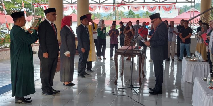 TOTABUAN.CO BOLMONG-- Pejabat Bupati Bolaang Mongondow (Bolmong) Limi Mokodompit melantik tiga pejabat pimpinan tinggi pratama hasil seleksi pengisian jabatan kosong Jumat 4 November 2022. Pelantikan tersebut berlangsung di pendopo Kantor Bupati, yang dihadiri Sekda Bolmong Tahlis Gallang, para Asisten, Staf ahli, serta para kepala OPD dan Camat. Pejabat Bupati Bolmong Limi Mokodompit  menyampaikan ucapan selamat kepada pejabat eselon II yang telah dilantik. Ia menekankan jabatan yang diemban adalah pilihan dan hendaknya dijalankan dengan amanah dan selalu siap berkoordinasi dalam menjalankan tugasnya. “Pejabat Tinggi Pratama harus mampu mengolah dan merealisasikan arahan pimpinan dalam rangka menunjang pencapaian kinerja Pemerintah Kabupaten Bolmong,” ucap Limi. Limi menekankan kepada pejabat dilantik mengutamakan kinerja dan tetap rendah hati, karena hasil jabatan sekarang yang diperoleh melalui perjalanan panjang. Ketiga Pejabat Tinggi Pratama yang dilantik itu adalah Mutu Bulan Mokoginta dilantik sebagai Kepala BAPPEDA, I Wayan Mudiyasa dilantik sebagai Kepala Dinas Ketahanan Pangan. Dan Ernie Chendrakasih Mokoginta dilantik sebagai Kepala Dinas Sosial. Di acara itu juga dilakukan penandatanganan berita acara oleh pejabat yang dilantik dan Pejabat Bupati Bolmong Limi Mokodompit. (*)