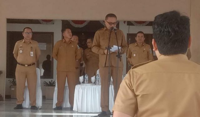 TOTABUAN.CO BOLMONG -- Tinggal enam hari lagi Pekan Olahraga Provinsi (Porprov) Sulut ke XI yang akan dilaksanakan di Kabupaten Bolaang Mongondow (Bolmong) akan digelar. Sedikitnya ada 32 cabang olahraga (Cabor) di Porprov Sulut ke XI akan dipertandingkan. Dari 32 Cabor terseburT 12 Cabor berlokasi (Venue) di Kotamobagu. Dan 19 Cabor lainnya venue-nya akan dilaksanakan di Kabupaten Bolmong. Pejabat Bupati Bolmong Limi Mokodompit menegaskan, para pimpinan SKPD sebagai penanggungjawab untuk terus memaksimalkan kesiapan venue yang ada. " Tinggal enam hari lagi akan dimulainya Porprov ke XI. Kabupaten Bolmong sebagai tuan rumah. Sehingga saya minta kepala perangkat daerah untuk memaksimalkan kesiapan Venue atau lokasi masing-masing Cabor," kata Limi saat menyampaikan sambutan apel kerja Senin 7 November 2022. Limi menegaskan, banyak venue yang belum maksimal. Padahal tinggal sepekan Porprov akan dimulai. "Setelah melakukan peninjauan banyak Venue yang belum rampung seratus persen. Dan saya tidak mau mendengar ada keluhan dari atlit akibat tidak siapnya Venue," tegasnya. Limi pun mengingatkan pimpinan SKPD dan panitia  mulai tidak ada yang melaksanakan tugas luar dan fokus pelaksanaan Porprov. "Ini menyangkut soal.nama.baik daerah. Sehingga diharapkan untuk fokus memaksimalkan Venue yang ada, "katanya. Selain itu para atlet kontingen Bolmong untuk memaksimalkan sisa waktu yang ada untuk fokus pada latihan agar semakin berpotensi untuk mendulang medali di setiap Cabor yang akan dipertandingkan.(*)