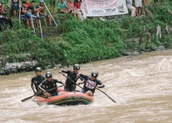 TOTABUAN.CO BOLMONG -- Satu lagi medali emas disumbangkan dari Cabang Olahraga (Cabor) Arung Jeram dari para atlet  Kabupaten Bolaang Mongondow (Bolmong) di Pekan Olahraga Provinsi (Porprov) Sulut ke XI 2022. Cabor Arung Jeram yang dipusatkan  di Daerah Aliran Sungai (DAS) Desa Solandungan Kecamatan Bolaang Rabu 16 November 2022. Medali emas yang berhasil disumbangkan itu di nomor sprint result open Men. Kabupaten Bolmong mampu meraih point 100 dengan waktu tempuh 00:01:29.32. Kemudian disusul Kabupaten Minahasa dengan waktu tempuh 00:01:32.29 dan Kabupaten Minsel dengan waktu tempuh 00:01:33.29. (*)