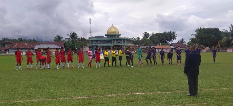TOTABUAN.CO BOLMONG -- Tim Sepakbola Kota Bitung mampu membuktikan kehebatan mereka menjadi juara Grup A setelah membungkam tim Kabupaten Bolaang Mongondow Timur (Boltim) di Porprov ke XI Sulut Tahun 2022. Pertandingan kedua tim itu digelar di Lapangan Desa Ayong Rabu 16 November 2022. Anak asuh Hengky Sumihing ini, menjadi juara grup dan tidak pernah kalah selama di babak penyisihan grup. Jala gawang tim Kabupaten Boltim bergetar 4 kali dipertandingan Rabu sore yang dipimpin wasit Sarlis Pontoh. Di menit ke 10 babak pertama, Marcelino Sianturi mampu membobol jala gawang yang dikawal Nick Efran Ochotan. Tak berselang lama, disusul gol pemain bernomor punggung 11 Gusnaldi Hapendatu pada menit ke 14. Usai turun minum di babak pertama, tim Kabupaten Boltim merubah keadaan dengan gol yang diciptakan Tegar Sudarlan di menit 51. Upaya anak asuh Harry Yahya ini untuk menyamakan skor kandas dengan gol yang diciptakan tim Kota Bitung Abner Reyhan Miaw dimenit 57. Tak berhenti di situ, meski di menit terakhir, serangan yang terus dibangun tim Kota Bitung kembali membuahkan hasil. Pemain nomor punggung 14 Muhamad Rafi Pongoliu mampu menggetarkan jala gawang di menit 71. Hingga pluit panjang dibunyikan di babak kedua, skor 4-1 untuk kemenangan untuk Kota Bitung. Dengan tiga kali kemenangan tersebut, anak-anak dari Kota Cakalang ini berhasil mengumpulkan 9 point dan berhak melaju ke babak perempat final. Sementara harapan tim Kabupaten Bolmong di bawa pelatih Farid Suma kandas. Tim Persibom hanya mampu meraup poin 6. (*)