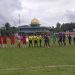 TOTABUAN.CO BOLMONG -- Tim Sepakbola Kota Bitung mampu membuktikan kehebatan mereka menjadi juara Grup A setelah membungkam tim Kabupaten Bolaang Mongondow Timur (Boltim) di Porprov ke XI Sulut Tahun 2022. Pertandingan kedua tim itu digelar di Lapangan Desa Ayong Rabu 16 November 2022. Anak asuh Hengky Sumihing ini, menjadi juara grup dan tidak pernah kalah selama di babak penyisihan grup. Jala gawang tim Kabupaten Boltim bergetar 4 kali dipertandingan Rabu sore yang dipimpin wasit Sarlis Pontoh. Di menit ke 10 babak pertama, Marcelino Sianturi mampu membobol jala gawang yang dikawal Nick Efran Ochotan. Tak berselang lama, disusul gol pemain bernomor punggung 11 Gusnaldi Hapendatu pada menit ke 14. Usai turun minum di babak pertama, tim Kabupaten Boltim merubah keadaan dengan gol yang diciptakan Tegar Sudarlan di menit 51. Upaya anak asuh Harry Yahya ini untuk menyamakan skor kandas dengan gol yang diciptakan tim Kota Bitung Abner Reyhan Miaw dimenit 57. Tak berhenti di situ, meski di menit terakhir, serangan yang terus dibangun tim Kota Bitung kembali membuahkan hasil. Pemain nomor punggung 14 Muhamad Rafi Pongoliu mampu menggetarkan jala gawang di menit 71. Hingga pluit panjang dibunyikan di babak kedua, skor 4-1 untuk kemenangan untuk Kota Bitung. Dengan tiga kali kemenangan tersebut, anak-anak dari Kota Cakalang ini berhasil mengumpulkan 9 point dan berhak melaju ke babak perempat final. Sementara harapan tim Kabupaten Bolmong di bawa pelatih Farid Suma kandas. Tim Persibom hanya mampu meraup poin 6. (*)