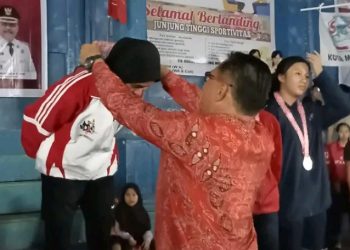 Pj Bupati Limi Mokodompit Kalungkan Medali Emas Untuk Finalis Bulutangkis Tunggal Putri Bolmong