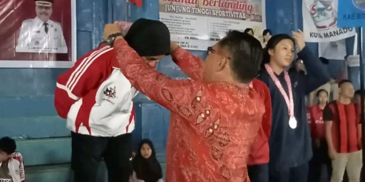 Pj Bupati Limi Mokodompit Kalungkan Medali Emas Untuk Finalis Bulutangkis Tunggal Putri Bolmong