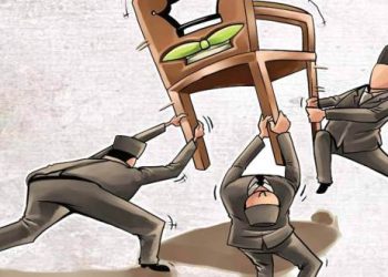 TOTABUAN.CO BOLMONG – Panitia Seleksi (Pansel) terbuka pengisian jabatan pimpinan tinggi pratama di lingkup Pemkab Bolaang Mongondow (Bolmong) telah melaporkan hasil seleksi ke Komisi Aparatur Sipil Negara (KASN). Hal ini dilakukan agar pejabat hasil seleksi dapat segera dilantik. Pansel sendiri juga telah mengirimkan nama-nama yang meraih posisi tiga besar dalam proses seleksi. Baik itu untuk posisi calon Kadis Ketahanan Pangan, calon Kadis Sosial dan Calon Kepala Badan Perencanaan Pembangunan Daerah (BAPPEDA). Untuk posisi calon Kadis Ketahanan Pangan yakni I wayan Mudiyasa, Ramjan Mokoginta dan Bachruddin Marto. Jabatan Bappeda yakni Mutu Bulan Mokoginta, Ahmad Yunus Mokoginta dan Wawan Sutriadi Gaib. Sedangkan jabatan calon Kadis Sosial ada Ernie Chendrakasih Mokoginta, Max Iswady Mokodompit dan Ramjan Mokoginta. “Hasil seleksi jabatan itu telah disampaikan pada Komisi ASN. Tinggal menunggu rekomendasi saja untuk pelantikan,” kata Kepala Badan Kepegawaian Pelatihan dan Pendidikan (BKPP) Bolmong Umarudin Amba Kamis 3 November 2022. Menurutnya, rekomendasi dari KASN mutlak dibutuhkan. Sebab bila KASN tak memberikan rekomendasi, maka proses pansel bisa saja diulang. Ia pun memastikan seluruh proses seleksi telah berjalan secara transparan. Sehingga pihaknya optimistis KASN akan memberikan rekomendasi. “Kami belum tahu kapan rekomendasinya datang. Biasanya dalam beberapa minggu. Nanti setelah rekomendasi datang, pak bupati hanya tinggal melantik saja,” katanya. Prediksi Pejabat Yang Akan Dilantik Setelah hasil seleksi telah diumumkan Pansel, muncul berbagai spekulasi tiga nama pejabat yang akan dilantik. Kendati belum mendahului, namun sudah bisa ditebak siapa yang akan diputuskan untuk dilantik oleh Pj Bupati Bolmong Limi Mokodompit.  Sebab semua keputusan ada di tangan Bupati selaku Pejabat Pembina Kepegawaian (PPK). Dari prediksi yang ada, untuk jabatan Kepala Dinas Ketahanan Pangan, nampaknya masih akan dipercayakan kepada I Wayan Mudiyasa. Mudiyasa saat ini menjabat sebagai Sekretaris Dinas Ketahanan Pangan yang juga sebagai Plt Kadis Ketahanan Pangan. Selain itu jabatan Kepala BAPPEDA diprediksi akan diberikan kepada Mutu Bulan Mokoginta. Mutu diketahui sebagai Sekretaris Dinas PMD Provinsi Sulut. Pengalamannya juga, karena pernah menjabat sebagai salah satu kepala bidang di BAPPEDA Sulut. Sedangkan untuk Kepala Dinas Sosial, Pj Bupati Limi Mokodompit diprediksi akan lebih satu keterwakilan gender yakni Ernie Chendrakasih Mokoginta. Ia tercatat sebagai Inspektur Pembantu Wilayah I Inspektorat daerah Bolmong juga pernah menjabat sebagai Kabag Hukum. Kendati demikian, prediksi ini belum bersifat final karena akan dilihat saat pelantikan nanti.(*)