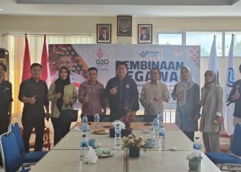 TOTABUAN.CO BOLMONG – DPRD Kabupaten Bolaang Mongondow (Bolmong) terus memberikan dukungan terhadap putra-putri Bolmong yang akan bekerja sebagai  Pekerja Migran Indonesia (PMI) di luar negeri.  Hal tersebut setelah melakukan kunjungan ke Kantor (Badan Perlindungan Pekerja Migran Indonesia) Sulawesi Utara di Manado Kamis 6 Oktober 2022.      Wakil Ketua DPRD Bolmong Sulhan Manggabarani yang juga anggota Komisi III mengatakan, dukungan terhadap pembiayaan ini merupakan bentuk nyata dari pelaksanaan amanat UUD Nomor 18 tahun 2017. “Kami mendukung untuk penganggaran pelatihan pendidikan dan skill bagi CPMI asal Bolmong meski baru sangat terbatas,” kata Sulhan. Penganggaran untuk calon PMI asal Bolmong berdasarkan juga amanat UUD Nomor 18 Tahun 2017 untuk tahun anggaran tahun 2023. Dengan adanya pembiayaan ini, Ia yakin putra-putri Bolmong akan tergerak untuk bekerja ke luar negeri. Apalagi ke Jepang sedang membutuhkan tenaga kerja. Apabila mereka berhasil bekerja, akan banyak sekali manfaatnya baik bagi pekerja migran, keluarganya, dan pastinya daerah juga akan lebih sejahtera, kata Sulhan. Kepala BP2MI (Badan Perlindungan Pekerja Migran Indonesia) Sulawesi Utara Hendra Makalalag mengaku bersyukur atas dukungan DPRD Kabupaten Bolaang Mongondow (Bolmong) untuk penganggaran terkait pelatihan bagi calon PMI asal Bolmong. “Setelah menerima kunjungan kerja Komisi III, tentu ini sangat melegakan,” kata Hendra. Hendra menuturkan, tahun anggaran 2022 ini Pemkab Bolmong lewat dukungan DPRD sudah menganggarkan dana lewat APBD untuk pelatihan bagi 50 CPMI asal Bolmong. Hal itu setelah penandatangan kerjasama antara BP2MI Pusat dengan Pemkab Bolmong beberapa waktu lalu. “Pada kunjungan Komisi III hari ini, kembali mendapat dukungan anggaran untuk tahun 2023 mendatang terkait pelatihan CMPI,” kata Hendra. Hendra menuturkan peluang kerja di luar negeri sangat terbuka lebar. Dengan penganggaran yang dilakukan pemerintah daerah bersama DPRD, menunjukan bukti keseriusan pemerintah terhadap anak-anak daerah momen peluang kerja di luar negeri. Hendra berujar, terdapat 56 negara yang membuka peluang penempatan bagi warga Indonesia. Selain itu, penempatan ke luar negeri juga menjawab masalah pengangguran di Indonesia khususnya di Kabupaten Bolmong. “Penempatan ke luar negeri bisa menekan angka pengangguran yang saat ini tinggi. Terlebih pasca masa Pandemi COVID 19,” katanya. “Jadi kunjungan dari Komisi III DPRD Bolaang Mongondow hari ini tentunya hal yang sangat menggembirakan bagi kami. Karena para wakil rakyat kita ini telah menyatakan dukungannya untuk pembiayaan pelatihan bahasa dan skill untuk CPMI Bolmong ,” kata Hendra.(*)