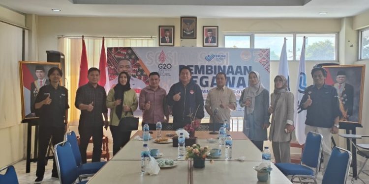 TOTABUAN.CO BOLMONG – DPRD Kabupaten Bolaang Mongondow (Bolmong) terus memberikan dukungan terhadap putra-putri Bolmong yang akan bekerja sebagai Pekerja Migran Indonesia (PMI) di luar negeri. Hal tersebut setelah melakukan kunjungan ke Kantor (Badan Perlindungan Pekerja Migran Indonesia) Sulawesi Utara di Manado Kamis 6 Oktober 2022. Wakil Ketua DPRD Bolmong Sulhan Manggabarani yang juga anggota Komisi III mengatakan, dukungan terhadap pembiayaan ini merupakan bentuk nyata dari pelaksanaan amanat UUD Nomor 18 tahun 2017. “Kami mendukung untuk penganggaran pelatihan pendidikan dan skill bagi CPMI asal Bolmong meski baru sangat terbatas,” kata Sulhan. Penganggaran untuk calon PMI asal Bolmong berdasarkan juga amanat UUD Nomor 18 Tahun 2017 untuk tahun anggaran tahun 2023. Dengan adanya pembiayaan ini, Ia yakin putra-putri Bolmong akan tergerak untuk bekerja ke luar negeri. Apalagi ke Jepang sedang membutuhkan tenaga kerja. Apabila mereka berhasil bekerja, akan banyak sekali manfaatnya baik bagi pekerja migran, keluarganya, dan pastinya daerah juga akan lebih sejahtera, kata Sulhan. Kepala BP2MI (Badan Perlindungan Pekerja Migran Indonesia) Sulawesi Utara Hendra Makalalag mengaku bersyukur atas dukungan DPRD Kabupaten Bolaang Mongondow (Bolmong) untuk penganggaran terkait pelatihan bagi calon PMI asal Bolmong. “Setelah menerima kunjungan kerja Komisi III, tentu ini sangat melegakan,” kata Hendra. Hendra menuturkan, tahun anggaran 2022 ini Pemkab Bolmong lewat dukungan DPRD sudah menganggarkan dana lewat APBD untuk pelatihan bagi 50 CPMI asal Bolmong. Hal itu setelah penandatangan kerjasama antara BP2MI Pusat dengan Pemkab Bolmong beberapa waktu lalu. “Pada kunjungan Komisi III hari ini, kembali mendapat dukungan anggaran untuk tahun 2023 mendatang terkait pelatihan CMPI,” kata Hendra. Hendra menuturkan peluang kerja di luar negeri sangat terbuka lebar. Dengan penganggaran yang dilakukan pemerintah daerah bersama DPRD, menunjukan bukti keseriusan pemerintah terhadap anak-anak daerah momen peluang kerja di luar negeri. Hendra berujar, terdapat 56 negara yang membuka peluang penempatan bagi warga Indonesia. Selain itu, penempatan ke luar negeri juga menjawab masalah pengangguran di Indonesia khususnya di Kabupaten Bolmong. “Penempatan ke luar negeri bisa menekan angka pengangguran yang saat ini tinggi. Terlebih pasca masa Pandemi COVID 19,” katanya. “Jadi kunjungan dari Komisi III DPRD Bolaang Mongondow hari ini tentunya hal yang sangat menggembirakan bagi kami. Karena para wakil rakyat kita ini telah menyatakan dukungannya untuk pembiayaan pelatihan bahasa dan skill untuk CPMI Bolmong ,” kata Hendra.(*)