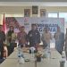 TOTABUAN.CO BOLMONG – DPRD Kabupaten Bolaang Mongondow (Bolmong) terus memberikan dukungan terhadap putra-putri Bolmong yang akan bekerja sebagai Pekerja Migran Indonesia (PMI) di luar negeri. Hal tersebut setelah melakukan kunjungan ke Kantor (Badan Perlindungan Pekerja Migran Indonesia) Sulawesi Utara di Manado Kamis 6 Oktober 2022. Wakil Ketua DPRD Bolmong Sulhan Manggabarani yang juga anggota Komisi III mengatakan, dukungan terhadap pembiayaan ini merupakan bentuk nyata dari pelaksanaan amanat UUD Nomor 18 tahun 2017. “Kami mendukung untuk penganggaran pelatihan pendidikan dan skill bagi CPMI asal Bolmong meski baru sangat terbatas,” kata Sulhan. Penganggaran untuk calon PMI asal Bolmong berdasarkan juga amanat UUD Nomor 18 Tahun 2017 untuk tahun anggaran tahun 2023. Dengan adanya pembiayaan ini, Ia yakin putra-putri Bolmong akan tergerak untuk bekerja ke luar negeri. Apalagi ke Jepang sedang membutuhkan tenaga kerja. Apabila mereka berhasil bekerja, akan banyak sekali manfaatnya baik bagi pekerja migran, keluarganya, dan pastinya daerah juga akan lebih sejahtera, kata Sulhan. Kepala BP2MI (Badan Perlindungan Pekerja Migran Indonesia) Sulawesi Utara Hendra Makalalag mengaku bersyukur atas dukungan DPRD Kabupaten Bolaang Mongondow (Bolmong) untuk penganggaran terkait pelatihan bagi calon PMI asal Bolmong. “Setelah menerima kunjungan kerja Komisi III, tentu ini sangat melegakan,” kata Hendra. Hendra menuturkan, tahun anggaran 2022 ini Pemkab Bolmong lewat dukungan DPRD sudah menganggarkan dana lewat APBD untuk pelatihan bagi 50 CPMI asal Bolmong. Hal itu setelah penandatangan kerjasama antara BP2MI Pusat dengan Pemkab Bolmong beberapa waktu lalu. “Pada kunjungan Komisi III hari ini, kembali mendapat dukungan anggaran untuk tahun 2023 mendatang terkait pelatihan CMPI,” kata Hendra. Hendra menuturkan peluang kerja di luar negeri sangat terbuka lebar. Dengan penganggaran yang dilakukan pemerintah daerah bersama DPRD, menunjukan bukti keseriusan pemerintah terhadap anak-anak daerah momen peluang kerja di luar negeri. Hendra berujar, terdapat 56 negara yang membuka peluang penempatan bagi warga Indonesia. Selain itu, penempatan ke luar negeri juga menjawab masalah pengangguran di Indonesia khususnya di Kabupaten Bolmong. “Penempatan ke luar negeri bisa menekan angka pengangguran yang saat ini tinggi. Terlebih pasca masa Pandemi COVID 19,” katanya. “Jadi kunjungan dari Komisi III DPRD Bolaang Mongondow hari ini tentunya hal yang sangat menggembirakan bagi kami. Karena para wakil rakyat kita ini telah menyatakan dukungannya untuk pembiayaan pelatihan bahasa dan skill untuk CPMI Bolmong ,” kata Hendra.(*)