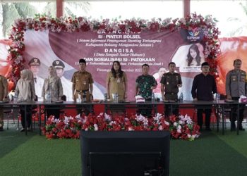TOTABUAN.CO BOLSEL – Bupati Bolaang Mongondow Selatan (Bolsel) Iskandar Kamaru membuka sosialisasi Strategi Terkoordinasi Pencegahan Perkawinan Usia Anak (si-PATOKAAN) sekaligus Launching Sistem Informasi Penanganan Stunting Terintegrasi (SI-PINTER), Duta Sangadi Sadar Hukum (DANGISA). Kegiatan yang berlangsung di Lapangan Futsal Kawasan Perkantoran Panango dihadiri Kadis Pemberdayaan Perempuan dan Perlindungan Anak Provinsi Sulut yang juga menjabat Sekretaris TP-PKK  Sulut dr. Kartika B. Tanos Mars, Ketua TP-PKK Kabupaten Bolsel Ny. Selpian Kamaru-Manoppo, Ketua DPRD Arifin Olii, Dandim 1303/BM Letkol Inf Topan Angker, Kajari Kotamobagu Elwin Agustian Khahar, Kabag Ops Polres Bolsel, Kepala PA Bolaang Uki, Sekda Marzansius Arvan Ohy, Pabung Kodim 1303/BM, para Staf Ahli, staf khusus bupati, para Asisten Sekda, pimpinan PD, para Camat dan Sangadi, para Kepala Puskesmas, serta perwakilan siswa SMP/SMA/Forum Anak daerah. Bupati Bolsel Iskandar Kamaru mengatakan pemerintah pusat telah menetapkan strategi nasional percepatan penurunan stunting yang bertujuan untuk menurunkan prevalensi stunting dan strategi ini telah dilaksanakan sampai ke tingkat kabupaten melalui program dan kegiatan dari perangkat daerah. Namun meski demikian, masih terkendala dalam hal pelaporan dan informasi karena belum adanya sistem khusus di daerah untuk pelaporan setelah intervensi percepatan penurunan stunting. Untuk mengatasi kendala itu, Pemkab Bolsel mengembangkan aplikasi SI-Pinter untuk membantu para pengambil kebijakan yang berhubungan dengan program intervensi stunting serta memudahkan instansi teknis dalam monitoring dan evaluasi intervensi stunting," ujar Bupati Iskandar Kamaru saat membuka sosialisasi  Selasa 1 November 2022. Menurut Bupati Bolsel Iskandar Kamaru, nantinya aplikasi ini akan menjadi basis data terpadu yang komprehensif, dinamis yang dapat digunakan seluruh instansi teknis dan masyarakat sasaran intervensi stunting. "SI-Pinter juga merupakan sarana pelaporan dari masyarakat sasaran di desa Lokus terhadap intervensi yang dilaksanakan oleh pemerintah daerah," imbuhnya. Bupati Iskandar Kamaru juga menyentil inovasi Dangisa, bahwa pemahaman Sangadi (kepala desa) dan aparat desa terhadap produk hukum di desa masih lemah serta mengingat keterbatasan waktu dan anggaran dalam rangka pembinaan produk hukum daerah kepada pemerintah desa, maka Bagian Hukum menginisiasi program Duta Sangadi Sadar Hukum, yang disingkat ”Dangisa”. "Penerapan Dangisa menggunakan metode peer tutoring, yang dalam dunia pendidikan dikenal dengan metode teman sejawat, yaitu metode pembelajaran dengan bantuan salah seorang Sangadi yang kompeten dan menguasai materi yang bertindak sebagai Dangisa. Nah, dia inilah yang akan mengajar Sangadi lainnya," kata Bupati memaparkan. Bupati Iskandar menjelaskan, resiko pernikahan dini dapat mengakibatkan dampak buruk terhadap remaja. Salah satu strategi pemerintah daerah dalam pencegahan pernikahan dini yaitu dengan meluncurkan proyek perubahan dengan tema sosialisasi dan edukasi mengenai strategi pencegahan perkawinan usia anak (Si Patokaan) di Provinsi Sulut. "Terima kasih saya sampaikan kepada Sekda Arvan dan Ibu Kadis PP dan PA  Sulut dr. Kartika B. Tanos serta Kabag Hukum atas inovasi-inovasinya. Semoga proyek perubahan yang diterapkan dapat mewujudkan Bolsel yang sehat, sejahterah dan inovatif," ucapnya. Ia mengajak semua pihak untuk mencegah stunting, menggunakan aplikasi SI-Pinter, mencegah pernikahan usia anak dan mewujudkan inovasi Dangisa di Kabupaten Bolsel. Kadis PP dan PA Provinsi Sulut dr. Kartika B. Tanos memperkenalkan Si-Patokaan yang merupakan strategi terkoordinasi pencegahan perkawinan usia anak. "Kehadiran saya di sini selain mensosialisasikan Si-Patokaan, juga untuk menyerahkan bantuan kelompok kepada keluarga pra sejahtera dan kepala keluarga perempuan," katanya. Acara dilanjutkan dengan penyerahan bantuan mesin jahit dari Pemprov Sulut kepada para penerima yang diserahkan langsung oleh Kadis dr  Kartika Tanos.(*)