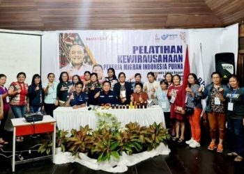 TOTABUAN.CO MANADO – Balai Perlindungan Pekerja Migran Indonesia (BP2MI) Sulawesi Utara (Sulut) terus memberikan perhatian kepada para PMI yang sudah pulang ke tanah air. Para Purna PMI ini diberikan pelatihan kewirausahaan dari BP2MI dengan tujuan hasil yang mereka dapatkan selama bekerja di luar negeri bisa dikelolah dengan membuka usaha. “Sedikitnya ada 20 PMI Purna yang kita berikan pelatihan,” kata Kepala BP2MI Sulut Hendra Makalalag Kamis 17 November 2022. Pelatihan itu, BP2MI menyasar PMI Purna di Kota Tomohon yang berlangsung di Alamanda Lokon Resort Tomohon mulai 14-17 November 2022. Hendra mengatakan, pelatihan kewirausahaan kepada para pahlawan devisa yang sudah pulang ke tanah air, agar mereka bisa membuka usaha sendiri di daerah mereka. “Tujuan BP2MI mengadakan pelatihan wira usaha bagi para PMI Purna adalah agar para PMI yang sudah pulang dari kerja di luar negeri dapat mengelola keuangannya dan membuka usaha sendiri di kampung,” ucapnya. Menurutnya BP2MI terus memberikan suport salah satunya yakni memberikan pelatihan dengan melibatkan instansi terkait. “Untuk pelatihan kali ini, selain melibatkan Dinas Tenaga Kerja Kota Tomohon, kami juga melibatkan Dinas Perindustrian Kota Tomohon, Bank BNI 46 cabang Tomohon, serta mengundang instruktur praktek dari rumah terpadu UMKM Sulut dan IKM D’Harvest Tomohon”  kata Hendra menjelaskan. Selama 4 hari, para peserta langsung mendapatkan dari instruktur tentang cara pembuatan sari jeruk kunci dan cara  pembuatan Sambal Roa yang sudah menjadi ciri khas Sulut. Mereka akan dibantu dalam bentuk pendampingan kelompok usaha dan perorangan. Para peserta di hari terakhir langsung difasilitasi oleh Disperindag Provinsi Sulut, untuk didaftarkan NIB (Nomor Induk Berusaha) yang diserahkan langsung oleh Kepala Balai BP2MI Sulawesi Utara pada saat acara penutupan. (*)