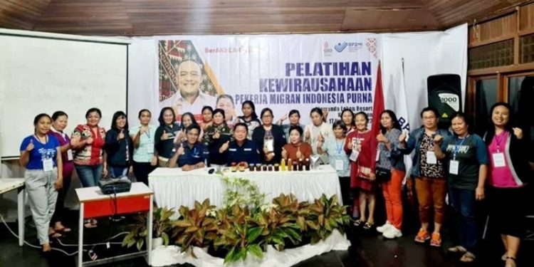 TOTABUAN.CO MANADO – Balai Perlindungan Pekerja Migran Indonesia (BP2MI) Sulawesi Utara (Sulut) terus memberikan perhatian kepada para PMI yang sudah pulang ke tanah air. Para Purna PMI ini diberikan pelatihan kewirausahaan dari BP2MI dengan tujuan hasil yang mereka dapatkan selama bekerja di luar negeri bisa dikelolah dengan membuka usaha. “Sedikitnya ada 20 PMI Purna yang kita berikan pelatihan,” kata Kepala BP2MI Sulut Hendra Makalalag Kamis 17 November 2022. Pelatihan itu, BP2MI menyasar PMI Purna di Kota Tomohon yang berlangsung di Alamanda Lokon Resort Tomohon mulai 14-17 November 2022. Hendra mengatakan, pelatihan kewirausahaan kepada para pahlawan devisa yang sudah pulang ke tanah air, agar mereka bisa membuka usaha sendiri di daerah mereka. “Tujuan BP2MI mengadakan pelatihan wira usaha bagi para PMI Purna adalah agar para PMI yang sudah pulang dari kerja di luar negeri dapat mengelola keuangannya dan membuka usaha sendiri di kampung,” ucapnya. Menurutnya BP2MI terus memberikan suport salah satunya yakni memberikan pelatihan dengan melibatkan instansi terkait. “Untuk pelatihan kali ini, selain melibatkan Dinas Tenaga Kerja Kota Tomohon, kami juga melibatkan Dinas Perindustrian Kota Tomohon, Bank BNI 46 cabang Tomohon, serta mengundang instruktur praktek dari rumah terpadu UMKM Sulut dan IKM D’Harvest Tomohon”  kata Hendra menjelaskan. Selama 4 hari, para peserta langsung mendapatkan dari instruktur tentang cara pembuatan sari jeruk kunci dan cara  pembuatan Sambal Roa yang sudah menjadi ciri khas Sulut. Mereka akan dibantu dalam bentuk pendampingan kelompok usaha dan perorangan. Para peserta di hari terakhir langsung difasilitasi oleh Disperindag Provinsi Sulut, untuk didaftarkan NIB (Nomor Induk Berusaha) yang diserahkan langsung oleh Kepala Balai BP2MI Sulawesi Utara pada saat acara penutupan. (*)