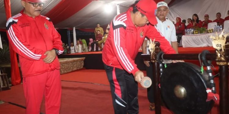 TOTABUAN.CO BOLMONG -- Pekan Olahraga Provinsi (Porprov) ke-XI Sulut Tahun 2022 yang dilaksanakan di Kabupaten Bolaang Mongondow (Bolmong) ditutup Wakil Gubernur Sulut Steven Kandouw Senin 21 November 2022. Penutupan Porprov Sulut ditutup dengan atraksi terjun payung oleh TNI AU dan atlet penerjun payung berpengalaman yang dipusatkan di halaman Kantor Bupati Bolmong Kecamatan Lolak. Sedikitnya delapan penerjun ambil bagian dalam atraksi penerjunan Free Fall ini yang melibatkan, 1 pesawat Cassa 212 dengan 12 crew, 3 personil Pasgat AU sebagai ground safety, 5 penerjun Pasgat AU, 3 penerjun Fasida Sulut, dan 5 personil VCP dari Lanud Sri. Sebelum tiba di titik landas, para penerjun payung membawa bendera merah putih, bendera Porprov Sulut, Bendera Kabupaten Bolmong, bendera provinsi Sulut serta ucapan Selamat Ulang Tahun Gubernur Sulut Olly Dondokambey. Wakil Gubernur Sulut Steven Kandouw yang juga sebagai Ketua KONI Sulut mengatakan, ajang Porprov ini merupakan wahana untuk mencari atlet-atlet terbaik di 15 kabupaten dan kota demi kemajuan olahraga di Sulut. Menurut Steven, mereka yang berprestasi tidak menutup kemungkinan akan ikut di Pekan Olahraga Nasional (PON). "Atlet-atlet berprestasi bisa jadi akan diutus sebagai perwakilan kontingen Sulut di PON mendatang," ucapnya. Steven memberikan apresiasi Kabupaten Bolmong selaku tuan rumah karena telah berhasil dan sukses dalam penyelenggaraan Porprov ke-XI Sulut kali ini. "Luar biasa atensi masyarakat Bolmong selaku tuan rumah, meskipun api Porprov Sulut sudah padam hari ini namun semangat dan tekad olahraga tetaplah berkobar di dalam hati. Hal ini yang terus dijaga untuk memajukan dunia olahraga Sulut," ucapnya. Steven Kandouw juga menyampaikan pesan Gubernur Sulut Olly Dondokambey bahwa pelaksanaan Porprov Sulut XII pada Tahun 2024 akan dilaksanakan di Kota Manado. "Sesuai pesan pak Gubernur, Porprov Sulut 2024 nanti akan diselenggarakan di Kota Manado, pak Gubernur menunjuk Manado sebagai tuan rumah," bebernya. Sebelumnya Ketua KONI Bolmong yang juga Penjabat Bupati Bolmong, Limi Mokodompit berterima kasih dan memberikan apresiasi yang setinggi-tingginya kepada Gubernur Olly Dondokambey, karena telah mempercayakan Bolmong sebagai tuan rumah Porprov Sulut ke XI. Tak lupa pula Limi Mokodompit juga berterima kasih kepada seluruh unsur dan juga para atlet, pelatih serta official kontingen dari 15 kabupaten dan kota, karena telah turut meramaikan dan mensukseskan acara tersebut sejak dibuka hingga suksesnya pelaksanaan Porprov Sulut 2022. Di Porprov ke XI Tahun 2022 yang dilaksanakan di Kabupaten Bolmong , sedikitnya 365 nomor pertandingan dan perlombaan. Jumlah tersebut terbagi 32 Cabor dengan jumlah peserta berjumlah 4.883 atlet dan official. Yakni 3.890 atlit dan 993 official. (*)