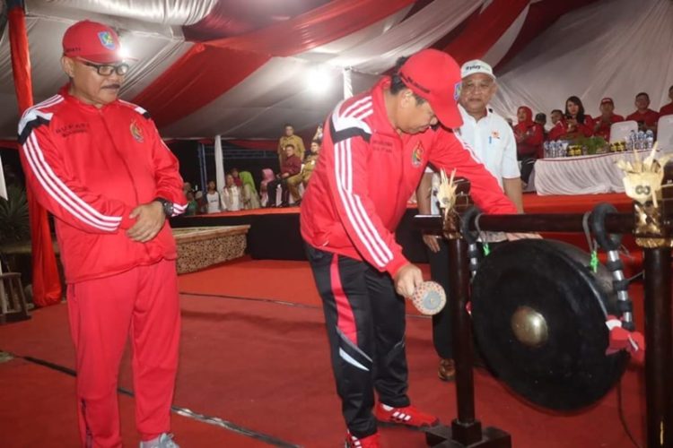 TOTABUAN.CO BOLMONG -- Pekan Olahraga Provinsi (Porprov) ke-XI Sulut Tahun 2022 yang dilaksanakan di Kabupaten Bolaang Mongondow (Bolmong) ditutup Wakil Gubernur Sulut Steven Kandouw Senin 21 November 2022. Penutupan Porprov Sulut ditutup dengan atraksi terjun payung oleh TNI AU dan atlet penerjun payung berpengalaman yang dipusatkan di halaman Kantor Bupati Bolmong Kecamatan Lolak. Sedikitnya delapan penerjun ambil bagian dalam atraksi penerjunan Free Fall ini yang melibatkan, 1 pesawat Cassa 212 dengan 12 crew, 3 personil Pasgat AU sebagai ground safety, 5 penerjun Pasgat AU, 3 penerjun Fasida Sulut, dan 5 personil VCP dari Lanud Sri. Sebelum tiba di titik landas, para penerjun payung membawa bendera merah putih, bendera Porprov Sulut, Bendera Kabupaten Bolmong, bendera provinsi Sulut serta ucapan Selamat Ulang Tahun Gubernur Sulut Olly Dondokambey. Wakil Gubernur Sulut Steven Kandouw yang juga sebagai Ketua KONI Sulut mengatakan, ajang Porprov ini merupakan wahana untuk mencari atlet-atlet terbaik di 15 kabupaten dan kota demi kemajuan olahraga di Sulut. Menurut Steven, mereka yang berprestasi tidak menutup kemungkinan akan ikut di Pekan Olahraga Nasional (PON). "Atlet-atlet berprestasi bisa jadi akan diutus sebagai perwakilan kontingen Sulut di PON mendatang," ucapnya. Steven memberikan apresiasi Kabupaten Bolmong selaku tuan rumah karena telah berhasil dan sukses dalam penyelenggaraan Porprov ke-XI Sulut kali ini. "Luar biasa atensi masyarakat Bolmong selaku tuan rumah, meskipun api Porprov Sulut sudah padam hari ini namun semangat dan tekad olahraga tetaplah berkobar di dalam hati. Hal ini yang terus dijaga untuk memajukan dunia olahraga Sulut," ucapnya. Steven Kandouw juga menyampaikan pesan Gubernur Sulut Olly Dondokambey bahwa pelaksanaan Porprov Sulut XII pada Tahun 2024 akan dilaksanakan di Kota Manado. "Sesuai pesan pak Gubernur, Porprov Sulut 2024 nanti akan diselenggarakan di Kota Manado, pak Gubernur menunjuk Manado sebagai tuan rumah," bebernya. Sebelumnya Ketua KONI Bolmong yang juga Penjabat Bupati Bolmong, Limi Mokodompit berterima kasih dan memberikan apresiasi yang setinggi-tingginya kepada Gubernur Olly Dondokambey, karena telah mempercayakan Bolmong sebagai tuan rumah Porprov Sulut ke XI. Tak lupa pula Limi Mokodompit juga berterima kasih kepada seluruh unsur dan juga para atlet, pelatih serta official kontingen dari 15 kabupaten dan kota, karena telah turut meramaikan dan mensukseskan acara tersebut sejak dibuka hingga suksesnya pelaksanaan Porprov Sulut 2022. Di Porprov ke XI Tahun 2022 yang dilaksanakan di Kabupaten Bolmong , sedikitnya 365 nomor pertandingan dan perlombaan. Jumlah tersebut terbagi 32 Cabor dengan jumlah peserta berjumlah 4.883 atlet dan official. Yakni 3.890 atlit dan 993 official. (*)