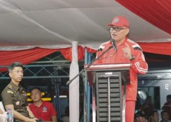 TOTABUAN.CO BOLMONG – Pekan Olahraga Provinsi (Porprov) Sulut ke XI Tahun 2022 resmi ditutup Wakil Gubernur Sulut Steven Kandouw Senin Senin 21 November 2022. Ajang olahraga bergengsi Sulut itu, diselenggarakan di Kabupaten Bolaang Mongondow (Bolmong) mulai 14-21 November 2022. Penjabat Bupati Limi Mokodompit yang juga Ketua KONI Bolmong mengatakan, Porprov Sulut tahun 2022 di Kabupaten Bolmong telah terlaksana sesuai dengan rencana. Menurut Limi selama penyelenggaraan Porprov di Bolmong memberikan dampak ekonomi yang luar biasa kepada masyarakat. “Hadirnya kontingen dari 15 kabupaten kota, membuat pelaku UMKM dan pengusaha di sektor jasa, mulai dari hotel, penginapan, home stay, tempat kost, rumah-rumah warga serta jasa transportasi mendapatkan keuntungan 3- 4 kali lipat,” ucap Limi. Porprov Sulut yang diselenggarakan di Kabupaten Bolmong diikuti 15 kabupaten kota yang terdiri dari 4.191 atlet, official dan tamu, serta 472 atlet tuan rumah. “Porprov Sulut berpengaruh terhadap tingkat pertumbuhan ekonomi dan pendapatan masyarakat di Bolmong. Dimana nominal kontribusi 0,1 persen terhadap produk domestik regional bruto Kabupaten Bolmong selama Porprov ini. Diperkirakan mencapai 5,9 miliar rupiah,” bebernya.(*)