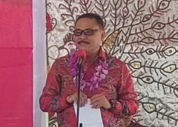 TOTABUAN.CO BOLMONG – Pj Bupati Bolaang Mongondow (Bolmong) Limi Mokodompit telah menyiapkan 20 jabatan untuk posisi staf khusus (Stafsus) bupati. Namun dari 20 jabatan tersebut, enam diantaranya masih kosong atau belum terisi. Pengangkatan stafsus itu tertuang dalam peraturan bupati nomor 29 Tahun 2022 tentang pedoman pengangkatan staf khusus bupati. Perbup yang dibuat itu sebagai dasar dalam pengangkatan, hingga pemberian honorarium setiap bulannya. Di bab dua dijelaskan, Stafsus diangkat oleh Bupati dari unsur mantan pejabat pemerintah daerah, profesional, akademisi dan/atau masyarakat yang memiliki keahlian khusus. Stafsus di bawah dan bertanggung jawab kepada Bupati. Stafsus secara administrasi bertanggung jawab kepada sekretaris daerah. Calon stafsus harus memenuhi persyaratan, warga negara Indonesia, pendidikan minimal S1, sehat jasmani dan rohani, tidak berstatus sebagai PNS, anggota TNl atau anggota Polri. Tidak berstatus sebagai tersangka, terdakwa dan/atau terpidana dan berusia 40 sampai dengan 70 (tujuh puluh) tahun. Selain itu di Perbup tersebut diatur terkait 20 bidang. Yakni hukum dan hak asasi manusia, politik, pemerintahan, pertambangan, kelautan, koperasi dan usaha kecil menengah,   pertanian dan peternakan, kehutanan, keagamaan, sosial dan budaya, keamanan dan ketertiban, adat istiadat, lingkungan hidup,     pemberdayaan perempuan dan anak, ekonomi kreatif. Ada juga bidang transmigrasi dan ketenagakerjaan,informasi dan teknologi,      kepemudaan, kesejahteraan rakyat dan kerjasama antar daerah dan bidang investasi sumber daya alam dan perizinan. Namun masih ada enam bidang  yang masih kosong. Lantas bidang –bidang apa saja yang masih kosong itu ?. Setelah sebelumnya Pj Bupati Bolmong Limi Mokodompit mengangkat 14 Stafsus, kini masih tersisa 6 bidang yang masih kosong atau belum terisi. Bidang yang masih kosong tersebut yakni hukum dan hak asasi manusia, politik, pertambangan, kehutanan, informasi dan teknologi dan investasi sumber daya alam dan perizinan. (*)