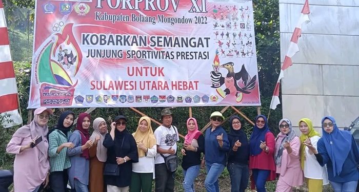 TOTABUAN.CO BOLMONG – Menjelang pergelaran Pekan Olahraga Provinsi (Porprov) Sulawesi Utara (Sulut) XI di Kabupaten Bolaang Mongondow (Bolmong) yang akan dimulai Senin 14 November, ternyata sudah mulai terlihat dampak pergerakan ekonomi. Pergerakan ekonomi yang mulai nampak yakni tempat hunian untuk para kontingen untuk ditempati kontingen dari sejumlah daerah di Sulut. Seperti di di Lolak ibu kota kabupaten dan Kota Kotamobagu. Porprov Sulut ke XI yang akan digelar mulai 14 hingga 21 November 2022, membuat paa pemilik hotel serta tempat penginapan ketiban rejeki. Di mana kurang lebih 6 ribu atlit bersama para oficial akan berada di Bolmong dan Kotamobagu. “Inilah tujuan pemerintah. Jadi bukan hanya fokus pada pertandingan, akan tetapi dampak ekonomi yang akan timbul,” kata Pj Bupati Bupati Bolmong Limi Mokodompit. Meski rangkaian Porprov VII baru akan dimulai 14 November, namun kenaikan tamu hotel serta penginapan sudah terjadi signifikan. Karena sejak 12 November, sejumlah cabang olahraga sudah mulai dilaksanakan, salah satunya yakni Cabang olahraga Sepakbola. Ia menyebut, Porprov berdampak pada perekonomian di beberapa sektor, seperti perhotelan, wisata, juga produk UMKM. “Kita juga akan mengajak para pelaku UMKM untuk memanfaat tempat untuk berjualan,” kata Limi (*)