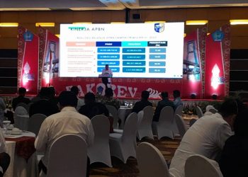 TOTABUAN.CO BOLSEL – Wakil Bupati Bolaang Mongondow Selatan (Bolsel) Deddy Abdul Hamid mengatakan, secara makro, tren pertumbuhan ekonomi di Kabupaten Bolsel tumbuh 3,74%. Selain itu Indeks Pembangunan Manusia (IPM) juga membaik dari poin 65, menjadi 65,42 berdasarkan Rilis terakhir Badan Pusat Statistik (BPS). Hal itu dikatakan, usai mengikuti Rapat Koordinasi dan Evaluasi (Rakorev) hasil pelaksanaan pembangunan hingga Triwulan 3 Tahun 2022. Rakor tersebut dibuka Gubernur Olly Dondokambey yang dihadiri, Wakil Gubernur Steven Kandouw, Forkopimda Sulut, Bupati Wali Kota se-Sulut, Kepala Bapelitbangda se-Sulut serta undangan lainnya bertempat di Hotel Grand Kawanua Manado Rabu 16 November 2022. Selain itu, di sektor kesehatan juga menunjukan pergerakan angka yang cukup signifikan dalam hal percepatan penurunan stunting. Prevalensi stunting pada tahun 2022 turun menjadi 5.93 dimana sebelumnya berada di 6.5. "Pemerintah daerah berharap Gubernur Sulut Olly bisa membantu mengusulkan  kepada Kementerian untuk dapat membuka menu usulan untuk program infrastruktur daerah melalui DAK Fisik,” kata Deddy. Deddy menjelaskan, di tahun 2023 nanti Bolsel tidak masuk lokasi prioritas untuk DAK Fisik perumahan, air minum dan sanitasi. Padahal menu-menu tersebut sangat dibutuhkan untuk percepatan penanggulangan kemiskinan dan stunting di daerah. Saat ini kata Deddy, Kabupaten Bolsel sedang berusaha untuk melengkapi segala bentuk persyaratan untuk dapat mengikuti kompetisi DAK percepatan penanggulangan kumuh terpadu yang akan dilaksanakan pada tahun 2024. “Nah, tentu ini semua membutuhkan bantuan dan dukungan serta pendampingan dari Pemprov Sulut," paparnya. (*)