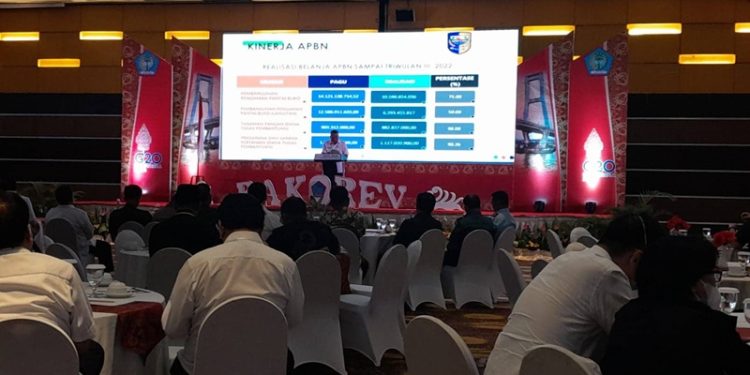 TOTABUAN.CO BOLSEL – Wakil Bupati Bolaang Mongondow Selatan (Bolsel) Deddy Abdul Hamid mengatakan, secara makro, tren pertumbuhan ekonomi di Kabupaten Bolsel tumbuh 3,74%. Selain itu Indeks Pembangunan Manusia (IPM) juga membaik dari poin 65, menjadi 65,42 berdasarkan Rilis terakhir Badan Pusat Statistik (BPS). Hal itu dikatakan, usai mengikuti Rapat Koordinasi dan Evaluasi (Rakorev) hasil pelaksanaan pembangunan hingga Triwulan 3 Tahun 2022. Rakor tersebut dibuka Gubernur Olly Dondokambey yang dihadiri, Wakil Gubernur Steven Kandouw, Forkopimda Sulut, Bupati Wali Kota se-Sulut, Kepala Bapelitbangda se-Sulut serta undangan lainnya bertempat di Hotel Grand Kawanua Manado Rabu 16 November 2022. Selain itu, di sektor kesehatan juga menunjukan pergerakan angka yang cukup signifikan dalam hal percepatan penurunan stunting. Prevalensi stunting pada tahun 2022 turun menjadi 5.93 dimana sebelumnya berada di 6.5. "Pemerintah daerah berharap Gubernur Sulut Olly bisa membantu mengusulkan  kepada Kementerian untuk dapat membuka menu usulan untuk program infrastruktur daerah melalui DAK Fisik,” kata Deddy. Deddy menjelaskan, di tahun 2023 nanti Bolsel tidak masuk lokasi prioritas untuk DAK Fisik perumahan, air minum dan sanitasi. Padahal menu-menu tersebut sangat dibutuhkan untuk percepatan penanggulangan kemiskinan dan stunting di daerah. Saat ini kata Deddy, Kabupaten Bolsel sedang berusaha untuk melengkapi segala bentuk persyaratan untuk dapat mengikuti kompetisi DAK percepatan penanggulangan kumuh terpadu yang akan dilaksanakan pada tahun 2024. “Nah, tentu ini semua membutuhkan bantuan dan dukungan serta pendampingan dari Pemprov Sulut," paparnya. (*)