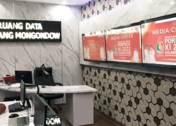 TOTABUAN.CO BOLMONG -- Pekan Olahraga Provinsi Sulawesi Utara (Porprov Sulut) ke XI,  Pemkab Bolaang Mongondow (Bolmong) terus mantapkan kesiapan. Salah satu kesiapan yang terlihat dengan disediakannya media center untuk memantau semua aktifitas pelaksanaan Porprov dari pembukaan hingga selesai. Salah satunya pusat informasi kegiatan Porprov dipusatkan di Kantor Diskominfo.   Menurut Kepala Dinas Kominfo Bolmong Marief Mokodompit, dengan adanya media center, akan memudahkan memantau persiapan mulai dari pembukaan hingga ajang ini berakhir. "Media center ini berfungsi sebagai jendela informasi update seputar kegiatan 32 cabor yang dipertandingkan dalam Porprov di Bolmong ini," ucap Ma’rief. Dia mengatakan, kesiapannya sudah matang tinggal menunggu data atlet dari KONI Sulut. "Tinggal data atlet dari 15 Kabupaten Kota yang akan dikoordinasikan dengan Koni Sulut," ucapnya. (*)