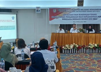TOTABUAN.CO BOLMONG – Pemahaman masyarakat di Kabupaten Bolaang Mongondow (Bolmong) terkait perizinan belum sepenuhnya dipahami. Bahkan banyak masyarakat yang belum tahu tentang proses dan mekanisme pengurusan izin, bahwa ada beberapa izin yang saat ini sudah ditiadakan. Hal ini dikatakan Sekretaris Daerah Bolmong Tahlis Gallang saat membuka sosialisasi dan Bimbingan Teknis (Bimtek) implementasi pengawasan dan implementasi perizinan berusaha berbasis risiko (OSS-RBA) di Hotel Sutan Raja, Kotamobagu Rabu 9 November 2022. Kegiatan sosialisasi yang dilaksanakan Dinas Penanaman Modal dan Pelayanan Terpadu Satu Pintu (DPMPT) Bolmong ini diikuti kepala desa (Sangadi red) se-Kecamatan Dumoga Bersatu. Ia mengatakan, belum lama ini menerima laporan masih ada yang pegang HO, SITU, SIUP dan TDP. Padahal hal itu sudah tidak berlaku. “Tidak sedikit yang belum tahu bahwa, ada beberapa izin yang saat ini sudah ditiadakan,’ katanya. Mantan Sekda Kabupaten Bolsel dan Kota Kotamobagu itu mengatakan, kegiatan ini penting karena ternyata pemahaman masyarakat di Kabupaten Bolmong terkait perizinan belum berkembang. Dari hasil evaluasi Pemkab Bolmong beberapa tahun terakhir, ternyata keberadaan izin-izin tersebut menghambat pelaku usaha, menghambat pertumbuhan ekonomi atau UMKM. Karena, terkadang pengurusan izin tersebut dimanfaatkan oleh oknum-oknum tertentu yang tidak bertanggung jawab. "Ada yang namanya calo berpura-pura membantu pengurusan izin ternyata biaya yang diminta sangat besar akhirnya banyak yang berusaha tanpa terdaftar," kata Tahlis. Ia mengingatkan masyarakat jangan tertipu oleh calo, karena saat ini yang ada tinggal NIB, yang proses pengurusannya sangat mudah, melalui Online Single Submission (OSS). "Pengurusannya perizinan saat ini secara online, dan hanya sekali input atau single. Yang kedua NIB persyaratannya hanya KTP dan NPWP. Jadi jangan percayakan lagi pengurusan izin ini kepada oknum-oknum tak bertanggungjawab," pintanya. Di Tahun 2022 ini, Pemkab Bolmong telah mengeluarkan Perbup Nomor 18 tahun 2022 tentang pedoman dan tata cara pengawasan perizinan berbasis risiko. (*)